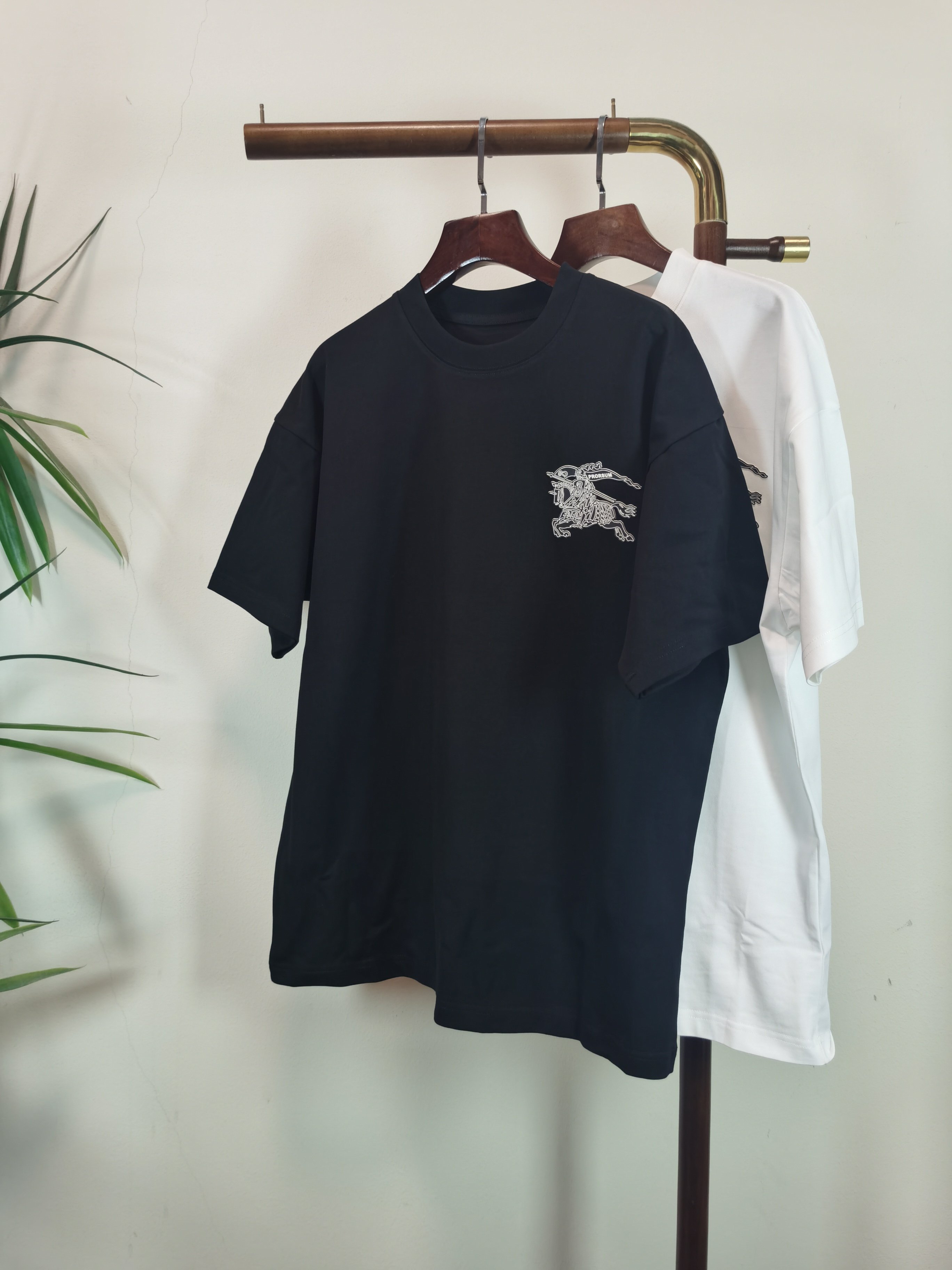 NO:736317,2026 new short-sleeved preview is available!   BURBERRY round neck short-sleeved T-shirt high-end version!  Custom-made fabrics at the counter are highly breathable and comfortable, with impeccable details and brand element design concepts, reflecting high quality. It feels delicate and soft!  It presents a casual cut and the upper body shape is awesome!  Size M-3XL,,burberry,burberry,T-shirt,tees,t-shirt,198609092026新款短袖预告上新！  巴宝莉BURBERRY 圆领 短袖 T恤 高端版本！专柜定制面料 透气舒适度高,细节无可挑剔,品牌元素设计理念,体现高品质.手感细腻柔软！呈现休闲裁剪,上身版型超赞！ 码数M-3XL,,burberry,burberry,T-shirt,tees，t-shirt,,Men's clothing