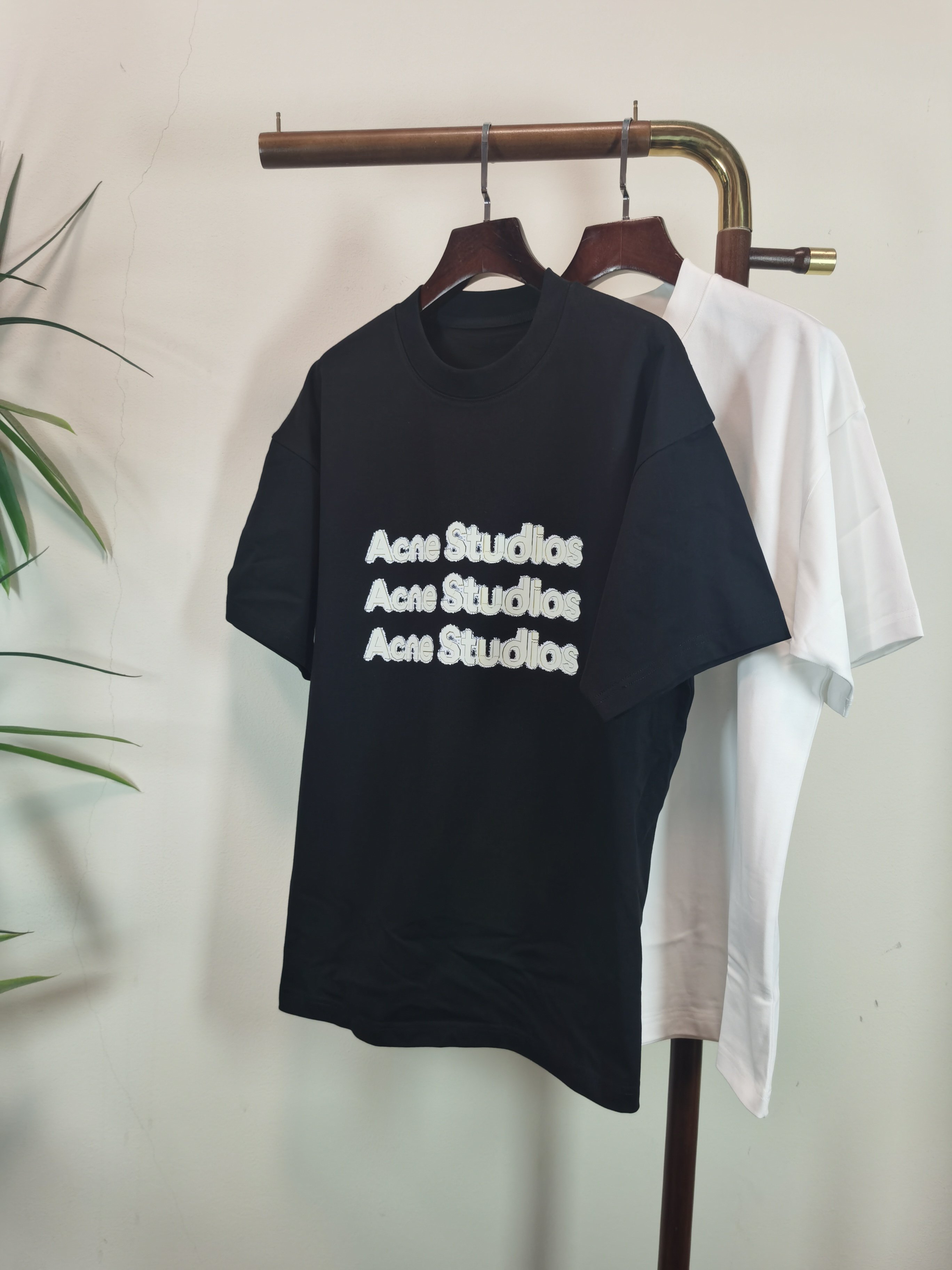 NO:736323,2026 new short-sleeved preview is available!   ACNE STUDIOS round neck short-sleeved T-shirt high-end version!  Custom-made fabrics at the counter are highly breathable and comfortable, with impeccable details and brand element design concepts, reflecting high quality. It feels delicate and soft!  It presents a casual cut and the upper body shape is awesome!  Size M-3XL,,acne studios,dior,T-shirt,tees,t-shirt,198609092026新款短袖预告上新！  ACNE STUDIOS 圆领 短袖 T恤 高端版本！专柜定制面料 透气舒适度高,细节无可挑剔,品牌元素设计理念,体现高品质.手感细腻柔软！呈现休闲裁剪,上身版型超赞！ 码数M-3XL,,acne studios,dior,T-shirt,tees，t-shirt,,Men's clothing