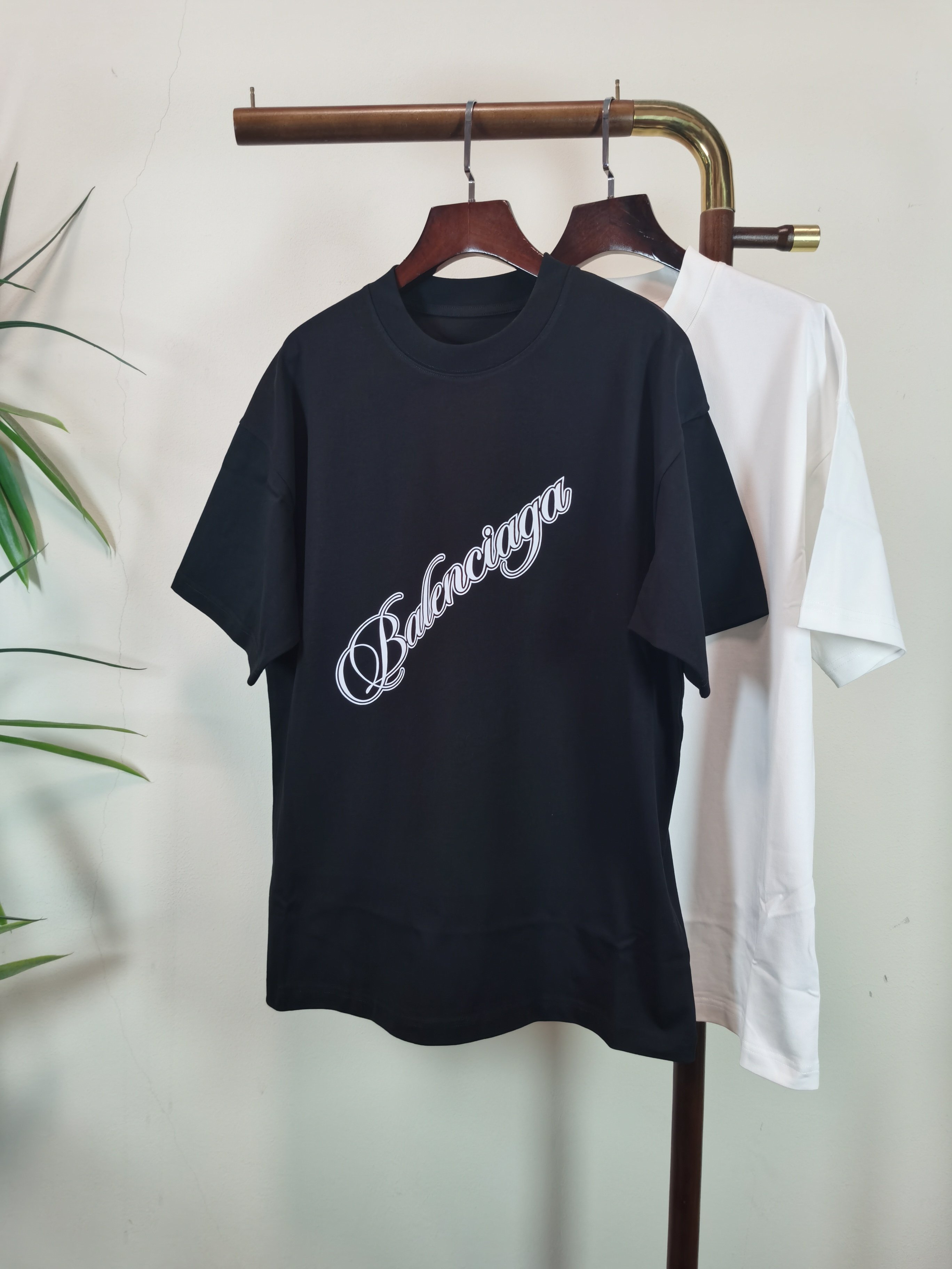 NO:736289,2026 new short-sleeved preview is available!   Balenciaga round neck short-sleeved T-shirt high-end version!  Custom-made fabrics at the counter are highly breathable and comfortable, with impeccable details and brand element design concepts, reflecting high quality. It feels delicate and soft!  It presents a casual cut and the upper body shape is awesome!  Size M-3XL,,balenciaga,T-shirt,tees,t-shirt,198609092026新款短袖预告上新！  巴黎世家圆领 短袖 T恤 高端版本！专柜定制面料 透气舒适度高,细节无可挑剔,品牌元素设计理念,体现高品质.手感细腻柔软！呈现休闲裁剪,上身版型超赞！ 码数M-3XL,,balenciaga,T-shirt,tees，t-shirt,,Men's clothing