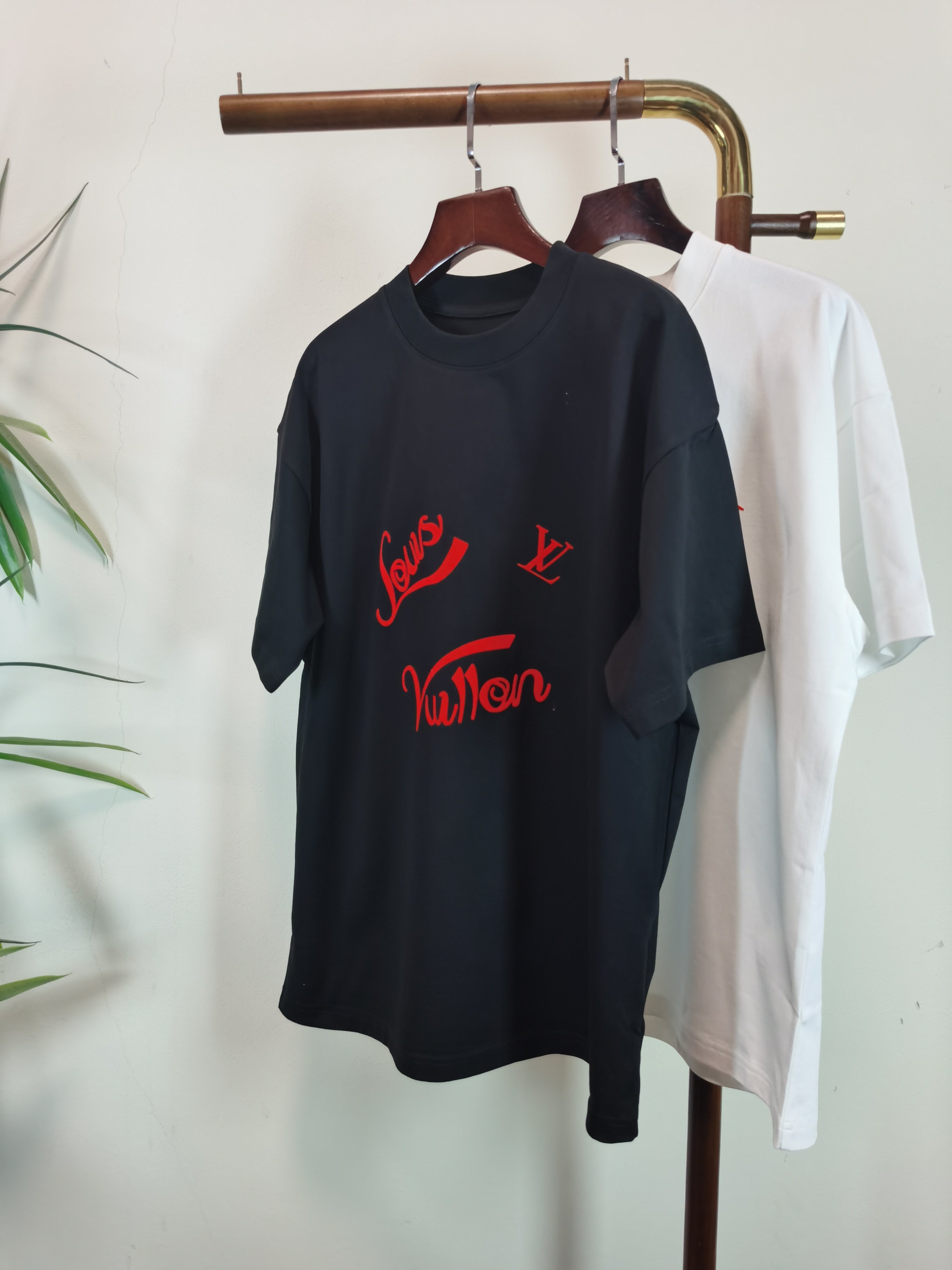 NO:736335,2026 new short-sleeved preview is available!   LV Louis Vuitton round neck short-sleeved T-shirt high-end version!  Custom-made fabrics at the counter are highly breathable and comfortable, with impeccable details and brand element design concepts, reflecting high quality. It feels delicate and soft!  It presents a casual cut and the upper body shape is awesome!  Size M-3XL,,louis vuitton,louis vuitton,T-shirt,tees,t-shirt,198609092026新款短袖预告上新！  LV 路易威登 圆领 短袖 T恤 高端版本！专柜定制面料 透气舒适度高,细节无可挑剔,品牌元素设计理念,体现高品质.手感细腻柔软！呈现休闲裁剪,上身版型超赞！ 码数M-3XL,,louis vuitton,louis vuitton,T-shirt,tees，t-shirt,,Men's clothing