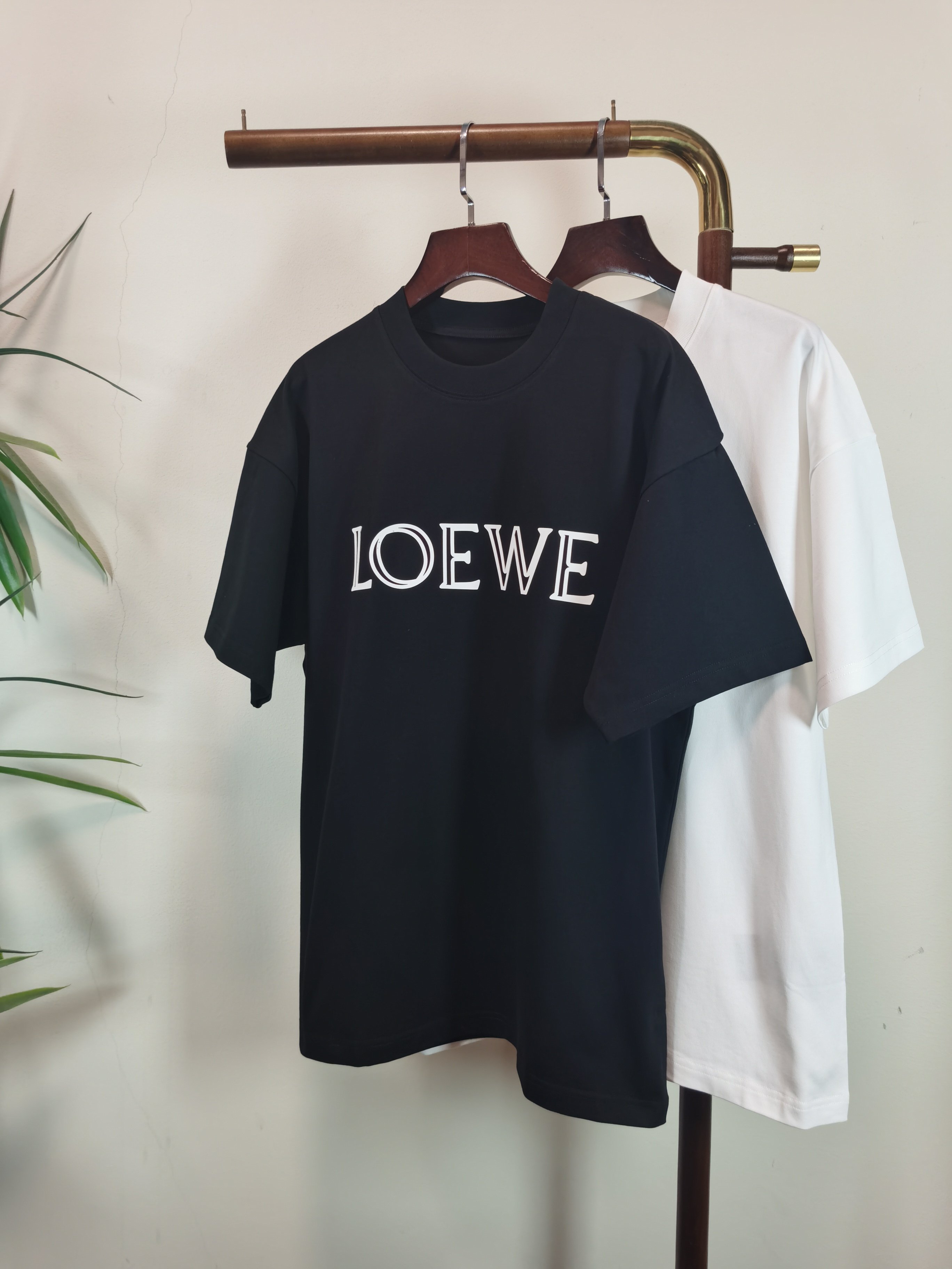 NO:736284,2026 new short-sleeved preview is available!   LOEWE round neck short-sleeved T-shirt high-end version!  Custom-made fabrics at the counter are highly breathable and comfortable, with impeccable details and brand element design concepts, reflecting high quality. It feels delicate and soft!  It presents a casual cut and the upper body shape is awesome!  Size M-3XL,,loewe,loewe,T-shirt,tees,t-shirt,198609092026新款短袖预告上新！  LOEWE罗意威 圆领 短袖 T恤 高端版本！专柜定制面料 透气舒适度高,细节无可挑剔,品牌元素设计理念,体现高品质.手感细腻柔软！呈现休闲裁剪,上身版型超赞！ 码数M-3XL,,loewe,loewe,T-shirt,tees，t-shirt,,Men's clothing