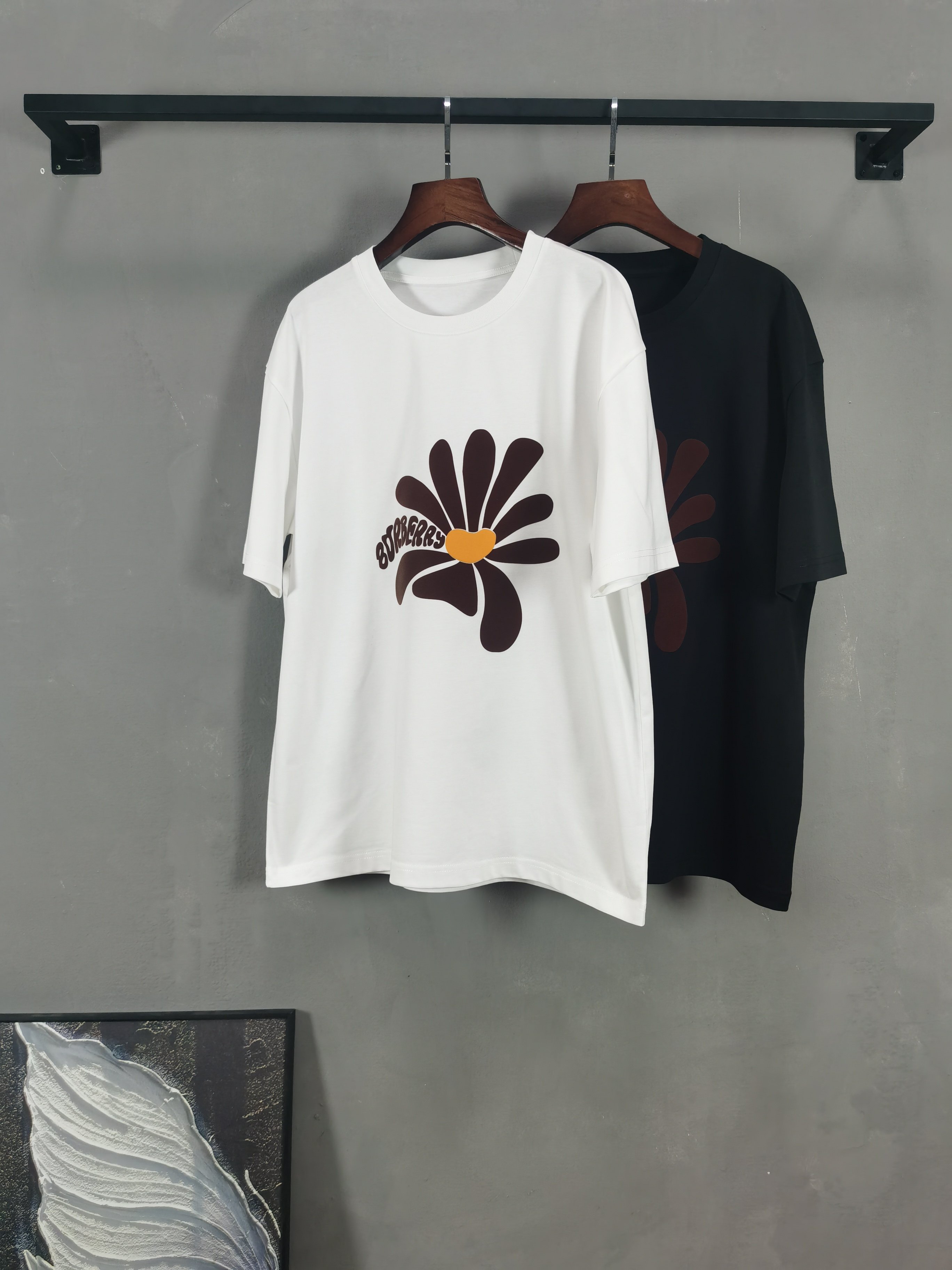 NO:736282,BURBERRY round neck short-sleeved T-shirt high-end version!  Custom-made fabrics at the counter are highly breathable and comfortable, with impeccable details and brand element design concepts, reflecting high quality. It feels delicate and soft!  It presents a casual cut and the upper body shape is awesome!  Color black white Size M-3XL (recommended height and weight), burberry, burberry, T-shirt, tees, t-shirt,19860909BURBERRY 巴宝莉 圆领 短袖 T恤 高端版本！专柜定制面料 透气舒适度高,细节无可挑剔,品牌元素设计理念,体现高品质.手感细腻柔软！呈现休闲裁剪,上身版型超赞！ 颜色黑色 白色  码数M-3XL（建议身高体重）,,burberry,burberry,T-shirt,tees，t-shirt,,Men's clothing