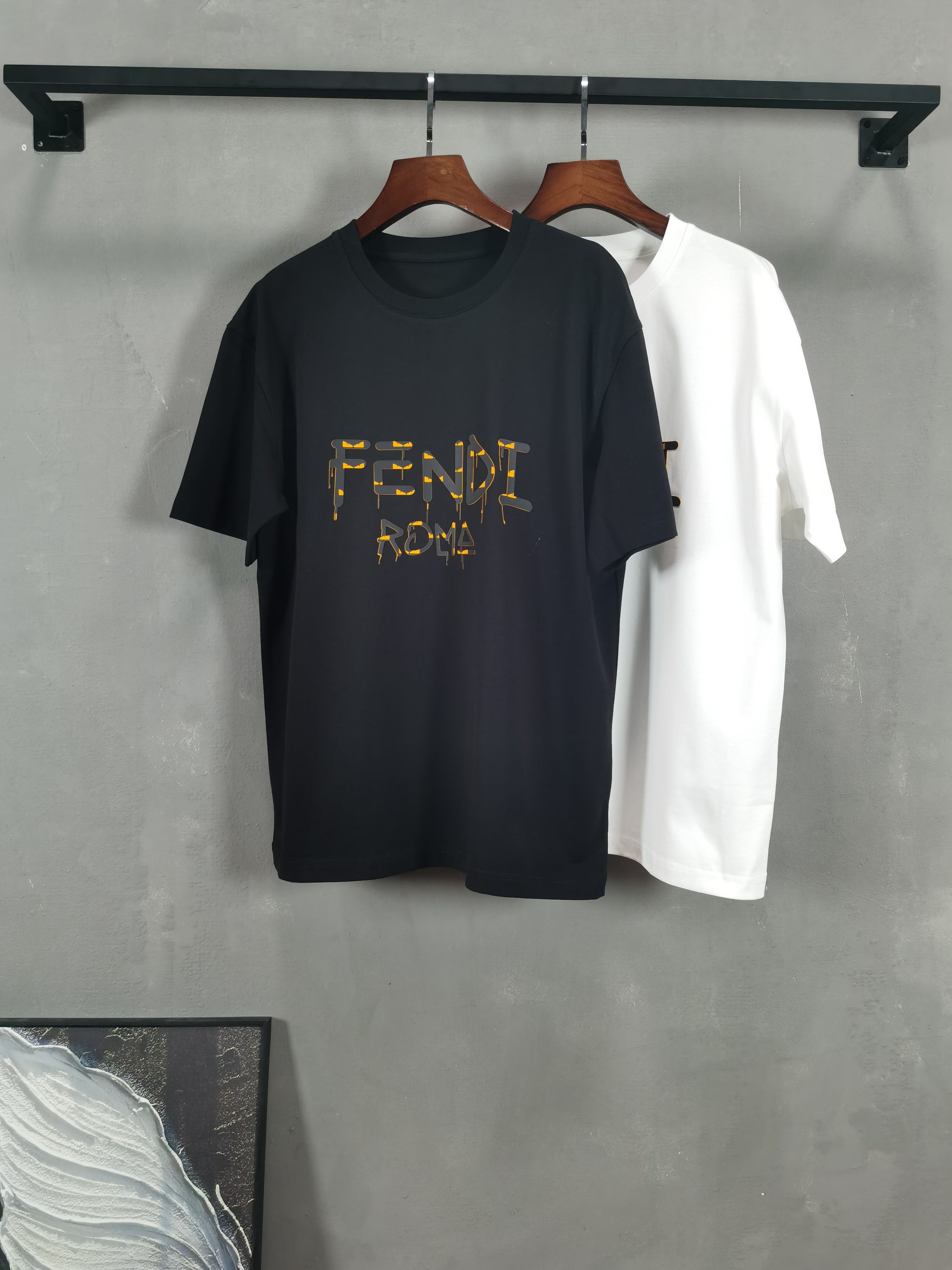 NO:736225,FENDI Fendi round neck short-sleeved T-shirt high-end version!  Custom-made fabrics at the counter are highly breathable and comfortable, with impeccable details and brand element design concepts, reflecting high quality. It feels delicate and soft!  It presents a casual cut and the upper body shape is awesome!  Color Black White Size M-3XL (recommended height and weight), fendi, fendi, T-shirt, tees, t-shirt,19860909FENDI 芬迪 圆领 短袖 T恤 高端版本！专柜定制面料 透气舒适度高,细节无可挑剔,品牌元素设计理念,体现高品质.手感细腻柔软！呈现休闲裁剪,上身版型超赞！ 颜色黑色 白色  码数M-3XL（建议身高体重）,,fendi,fendi,T-shirt,tees，t-shirt,,Men's clothing