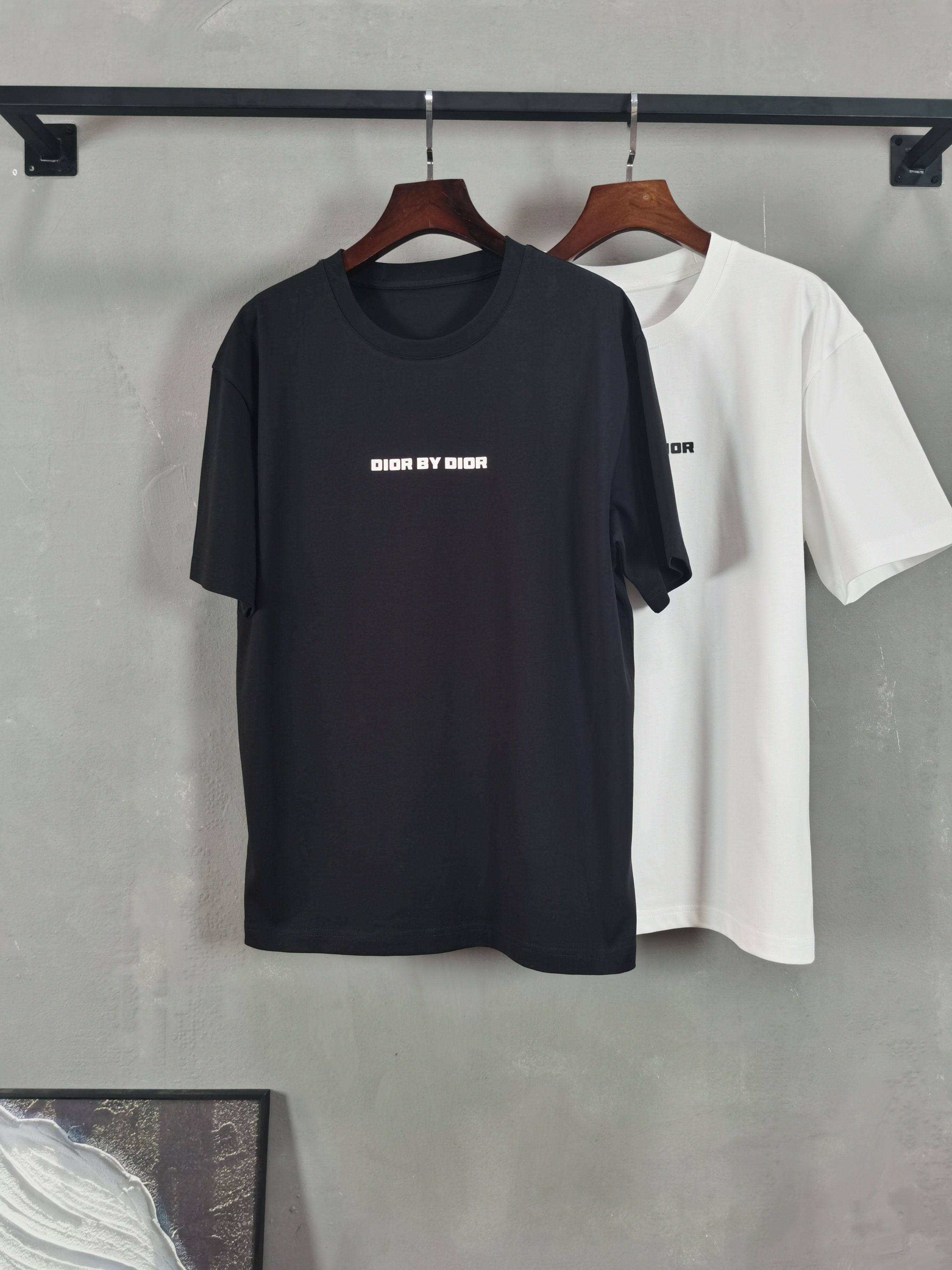 NO:736287,Dior DIOR round neck short-sleeved T-shirt high-end version!  Custom-made fabrics at the counter are highly breathable and comfortable, with impeccable details and brand element design concepts, reflecting high quality. It feels delicate and soft!  It presents a casual cut and the upper body shape is awesome!  Color black white Size M-3XL (recommended height and weight), dior, dior, T-shirt, tees, t-shirt,19860909迪奥 DIOR圆领 短袖 T恤 高端版本！专柜定制面料 透气舒适度高,细节无可挑剔,品牌元素设计理念,体现高品质.手感细腻柔软！呈现休闲裁剪,上身版型超赞！ 颜色黑色 白色  码数M-3XL（建议身高体重）,,dior,dior,T-shirt,tees，t-shirt,,Men's clothing