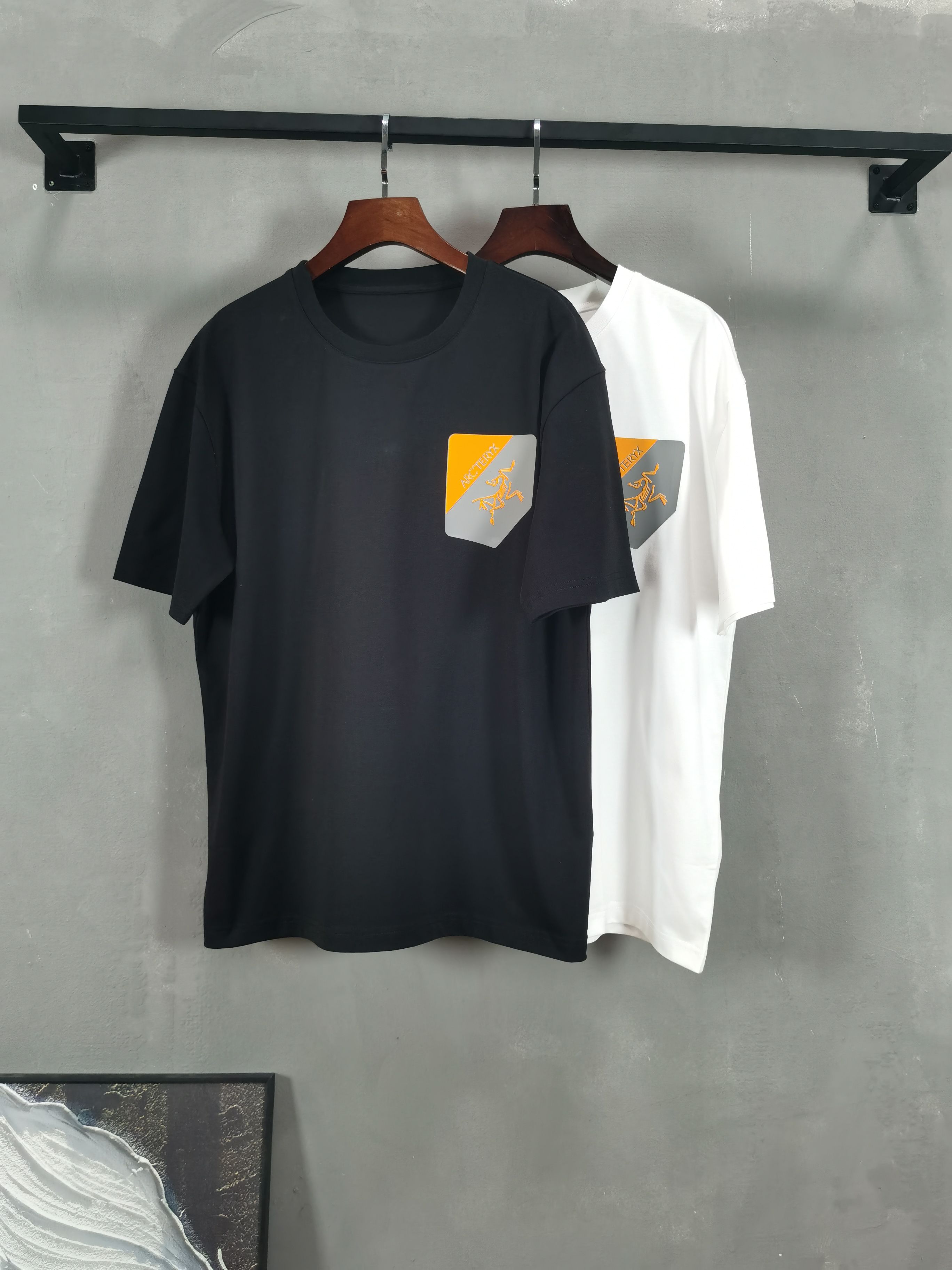 NO:736263,ARC Arc'teryx round neck short-sleeved T-shirt high-end version!  Custom-made fabrics at the counter are highly breathable and comfortable, with impeccable details and brand element design concepts, reflecting high quality. It feels delicate and soft!  It presents a casual cut and the upper body shape is awesome!  Color black white Size M-3XL (recommended height and weight), arc'teryx, T-shirt, tees, t-shirt,19860909ARC 始祖鸟 圆领 短袖 T恤 高端版本！专柜定制面料 透气舒适度高,细节无可挑剔,品牌元素设计理念,体现高品质.手感细腻柔软！呈现休闲裁剪,上身版型超赞！ 颜色黑色 白色  码数M-3XL（建议身高体重）,arc'teryx,T-shirt,tees，t-shirt,,Men's clothing