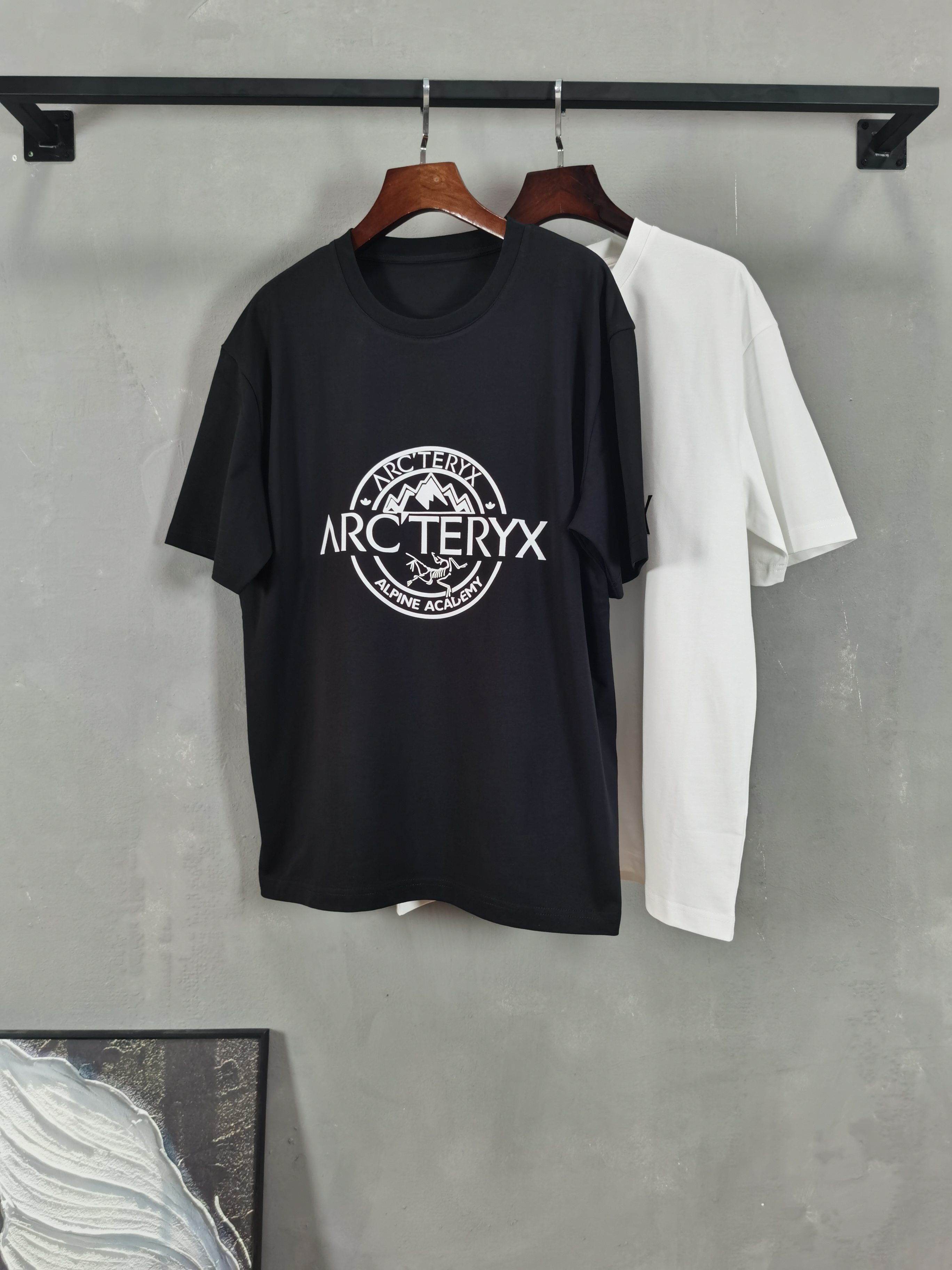 NO:736279,ARC Arc'teryx round neck short-sleeved T-shirt high-end version!  Custom-made fabrics at the counter are highly breathable and comfortable, with impeccable details and brand element design concepts, reflecting high quality. It feels delicate and soft!  It presents a casual cut and the upper body shape is awesome!  Color black white Size M-3XL (recommended height and weight), arc'teryx, T-shirt, tees, t-shirt,19860909ARC 始祖鸟 圆领 短袖 T恤 高端版本！专柜定制面料 透气舒适度高,细节无可挑剔,品牌元素设计理念,体现高品质.手感细腻柔软！呈现休闲裁剪,上身版型超赞！ 颜色黑色 白色  码数M-3XL（建议身高体重）,arc'teryx,T-shirt,tees，t-shirt,,Men's clothing