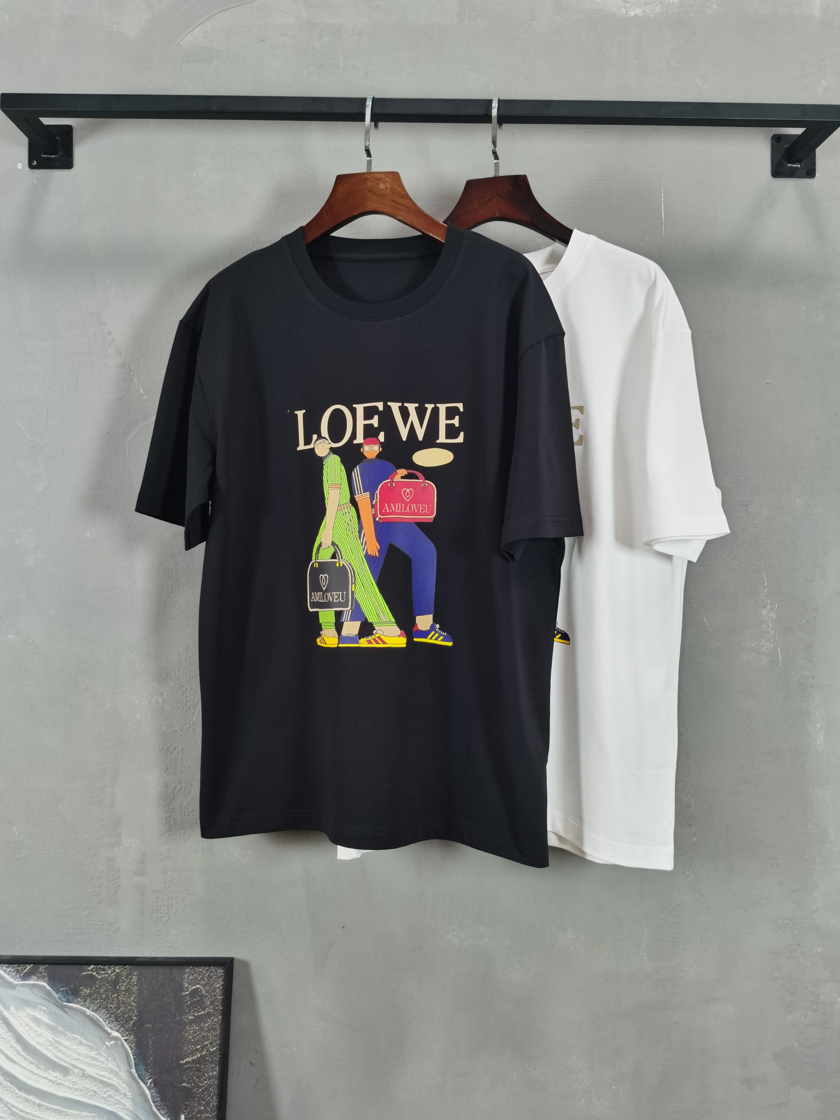 NO:736275,LOEWE round neck short-sleeved T-shirt high-end version!  Custom-made fabrics at the counter are highly breathable and comfortable, with impeccable details and brand element design concepts, reflecting high quality. It feels delicate and soft!  It presents a casual cut and the upper body shape is awesome!  Color Black White Size M-3XL (recommended height and weight),,loewe,loewe,T-shirt,tees,t-shirt,19860909LOEWE 罗意威 圆领 短袖 T恤 高端版本！专柜定制面料 透气舒适度高,细节无可挑剔,品牌元素设计理念,体现高品质.手感细腻柔软！呈现休闲裁剪,上身版型超赞！ 颜色黑色 白色  码数M-3XL（建议身高体重）,,loewe,loewe,T-shirt,tees，t-shirt,,Men's clothing