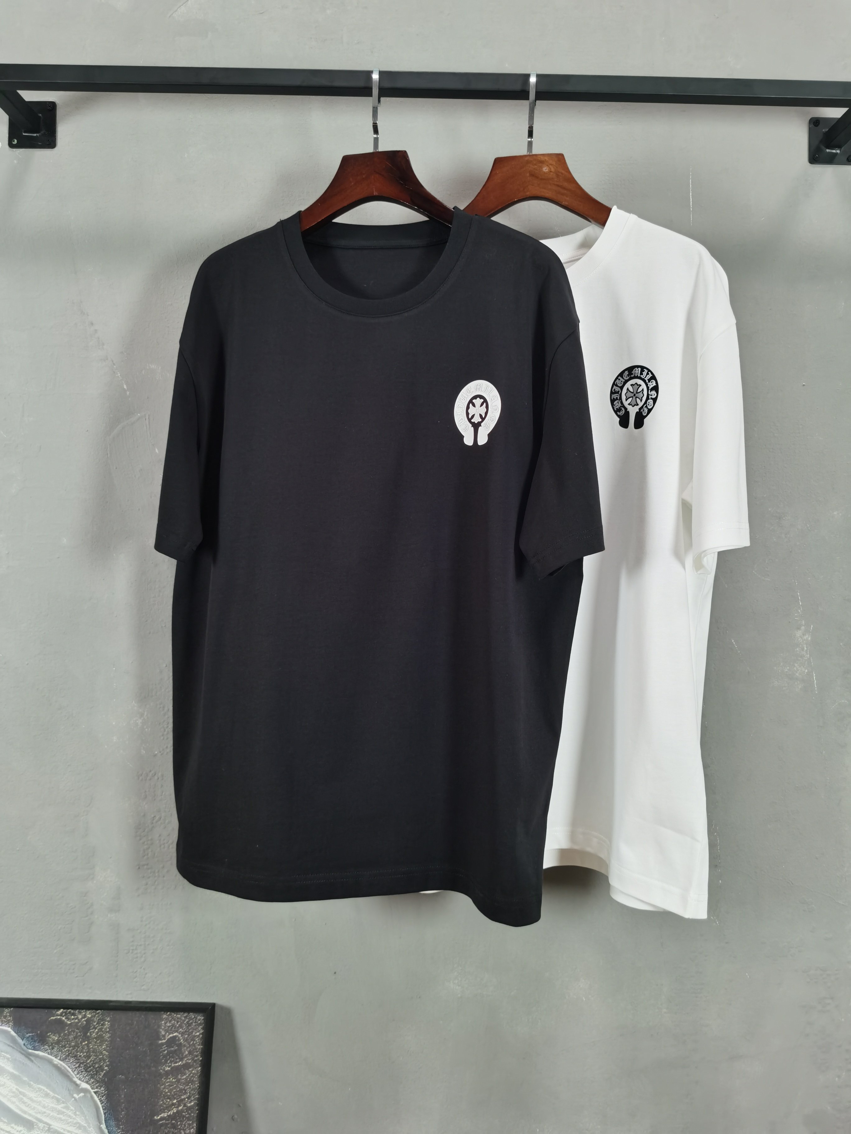 NO:736271,Crow Heart Round Neck Short Sleeve T-Shirt High-End Version!  Custom-made fabrics at the counter are highly breathable and comfortable, with impeccable details and brand element design concepts, reflecting high quality. It feels delicate and soft!  It presents a casual cut and the upper body shape is awesome!  Color black white Size M-3XL (recommended height and weight), chrome hearts, T-shirt, tees, t-shirt,19860909克罗心 圆领 短袖 T恤 高端版本！专柜定制面料 透气舒适度高,细节无可挑剔,品牌元素设计理念,体现高品质.手感细腻柔软！呈现休闲裁剪,上身版型超赞！ 颜色黑色 白色  码数M-3XL（建议身高体重）,,chrome hearts,T-shirt,tees，t-shirt,,Men's clothing