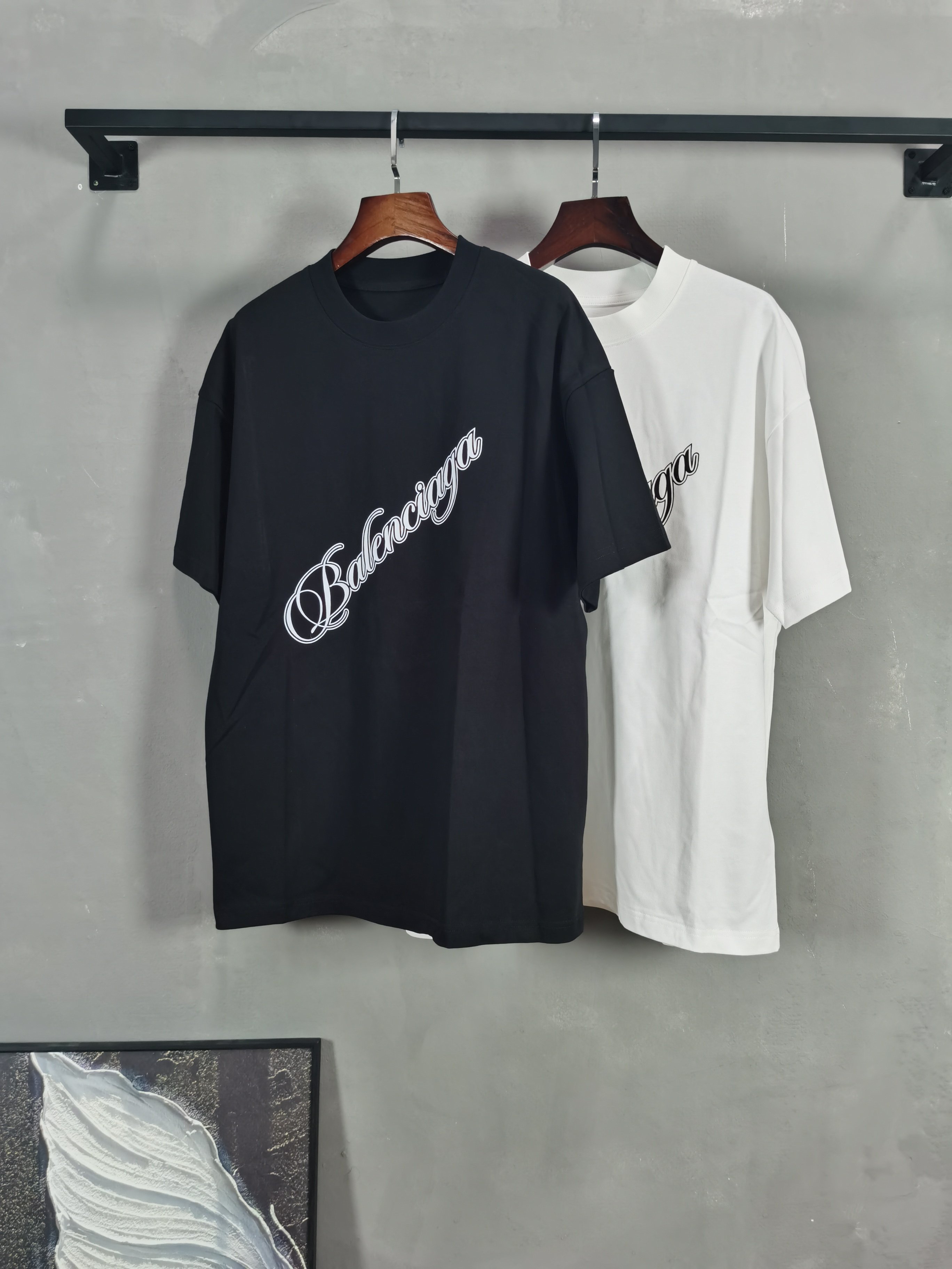 NO:736219,Balenciaga round neck short-sleeved T-shirt high-end version!  Custom-made fabrics at the counter are highly breathable and comfortable, with impeccable details and brand element design concepts, reflecting high quality. It feels delicate and soft!  It presents a casual cut and the upper body shape is awesome!  Color Black White Size M-3XL (recommended height and weight),,balenciaga,T-shirt,tees,t-shirt,19860909巴黎世家 圆领 短袖 T恤 高端版本！专柜定制面料 透气舒适度高,细节无可挑剔,品牌元素设计理念,体现高品质.手感细腻柔软！呈现休闲裁剪,上身版型超赞！ 颜色黑色 白色  码数M-3XL（建议身高体重）,,balenciaga,T-shirt,tees，t-shirt,,Men's clothing