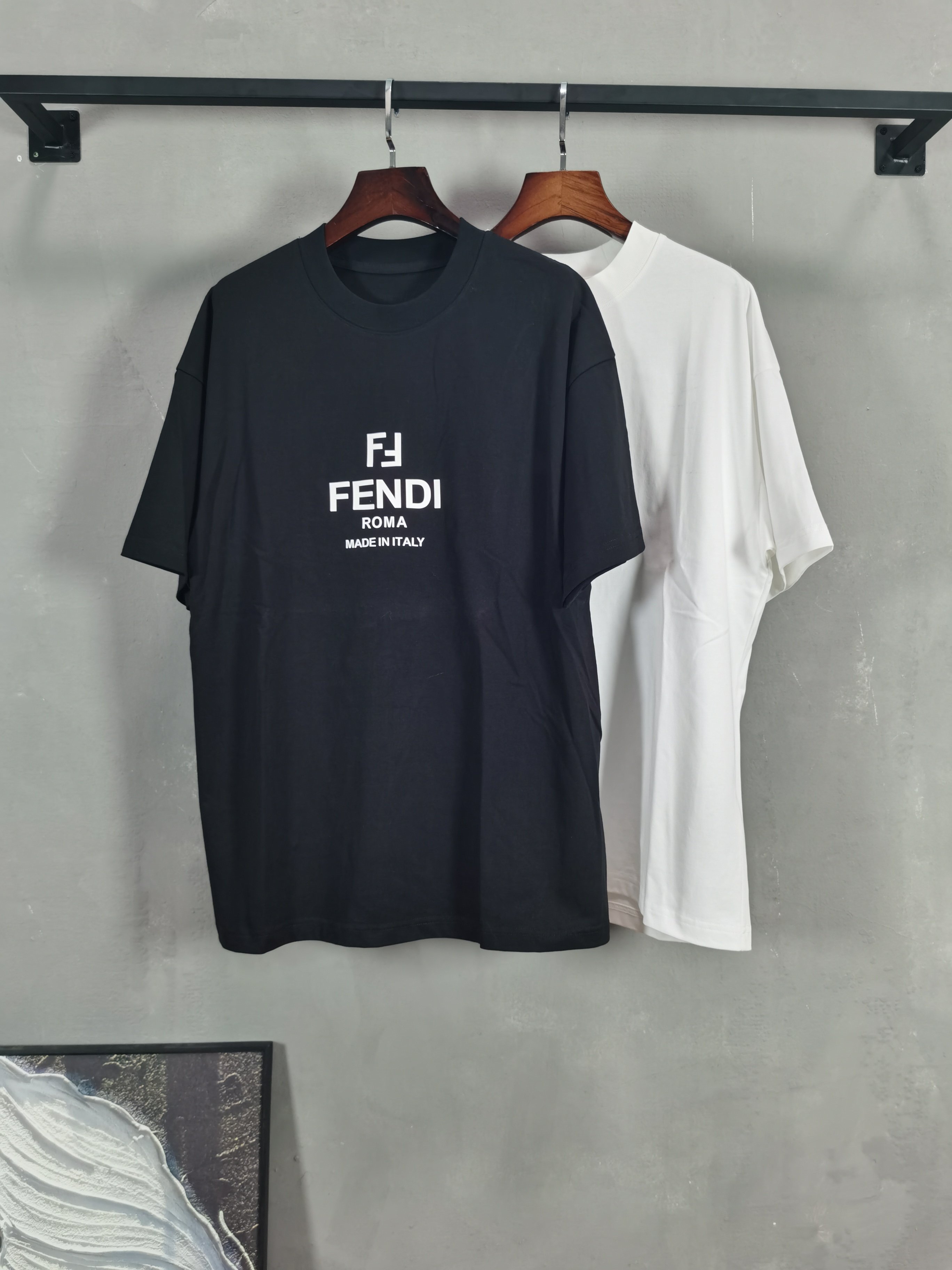 NO:736228,FENDI round neck short-sleeved T-shirt high-end version!  Custom-made fabrics at the counter are highly breathable and comfortable, with impeccable details and brand element design concepts, reflecting high quality. It feels delicate and soft!  It presents a casual cut and the upper body shape is awesome!  Color Black White Size M-3XL (recommended height and weight), fendi, T-shirt, tees, t-shirt,19860909FENDI 圆领 短袖 T恤 高端版本！专柜定制面料 透气舒适度高,细节无可挑剔,品牌元素设计理念,体现高品质.手感细腻柔软！呈现休闲裁剪,上身版型超赞！ 颜色黑色 白色  码数M-3XL（建议身高体重）,,fendi,T-shirt,tees，t-shirt,,Men's clothing