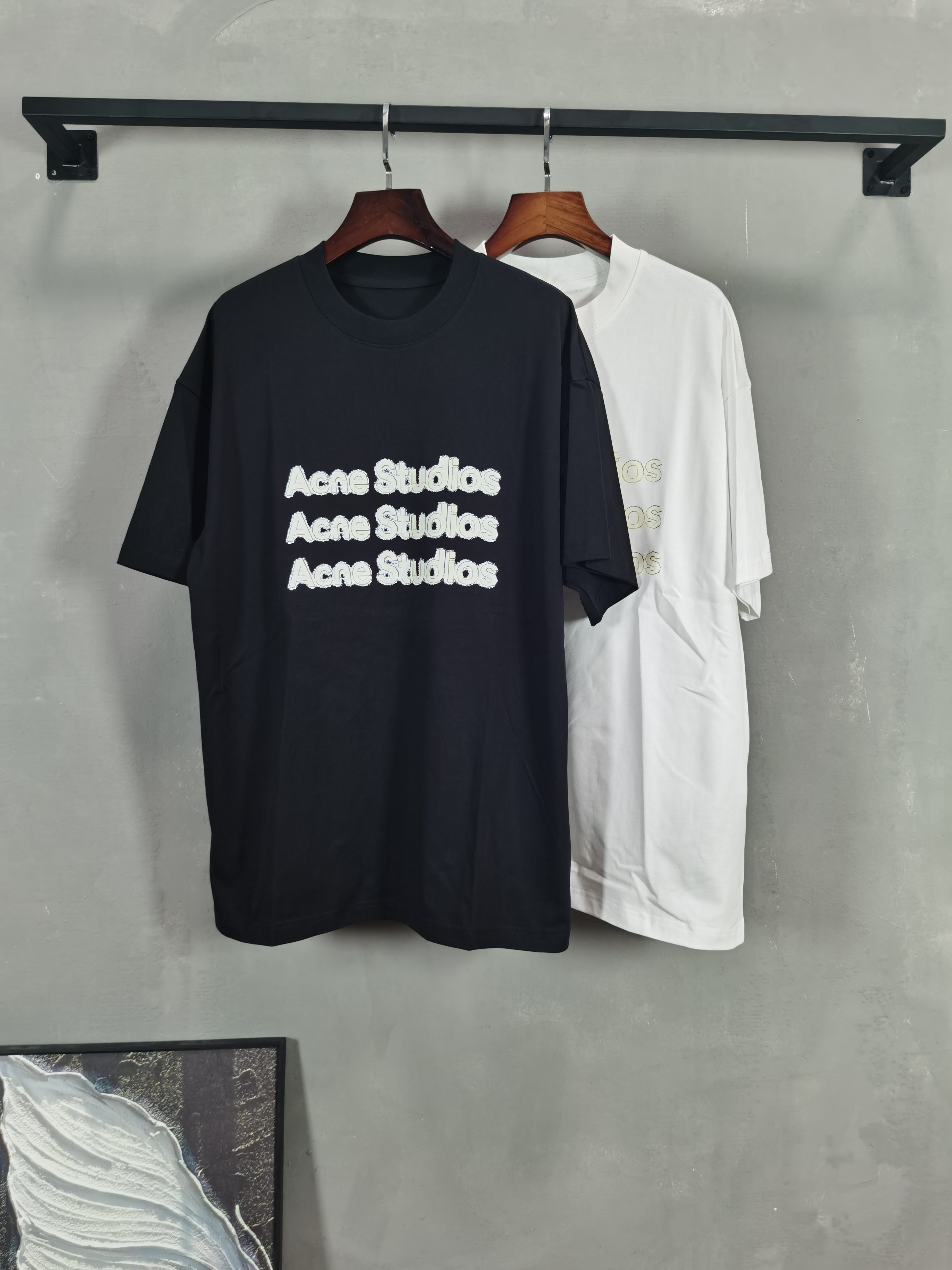 NO:736213,ACNE STUDIOS round neck short-sleeved T-shirt high-end version!  Custom-made fabrics at the counter are highly breathable and comfortable, with impeccable details and brand element design concepts, reflecting high quality. It feels delicate and soft!  It presents a casual cut and the upper body shape is awesome!  Color black white Size M-3XL (recommended height and weight),acne studios,dior,T-shirt,tees,t-shirt,19860909ACNE STUDIOS 圆领 短袖 T恤 高端版本！专柜定制面料 透气舒适度高,细节无可挑剔,品牌元素设计理念,体现高品质.手感细腻柔软！呈现休闲裁剪,上身版型超赞！ 颜色黑色 白色  码数M-3XL（建议身高体重）,,acne studios,dior,T-shirt,tees，t-shirt,,Men's clothing