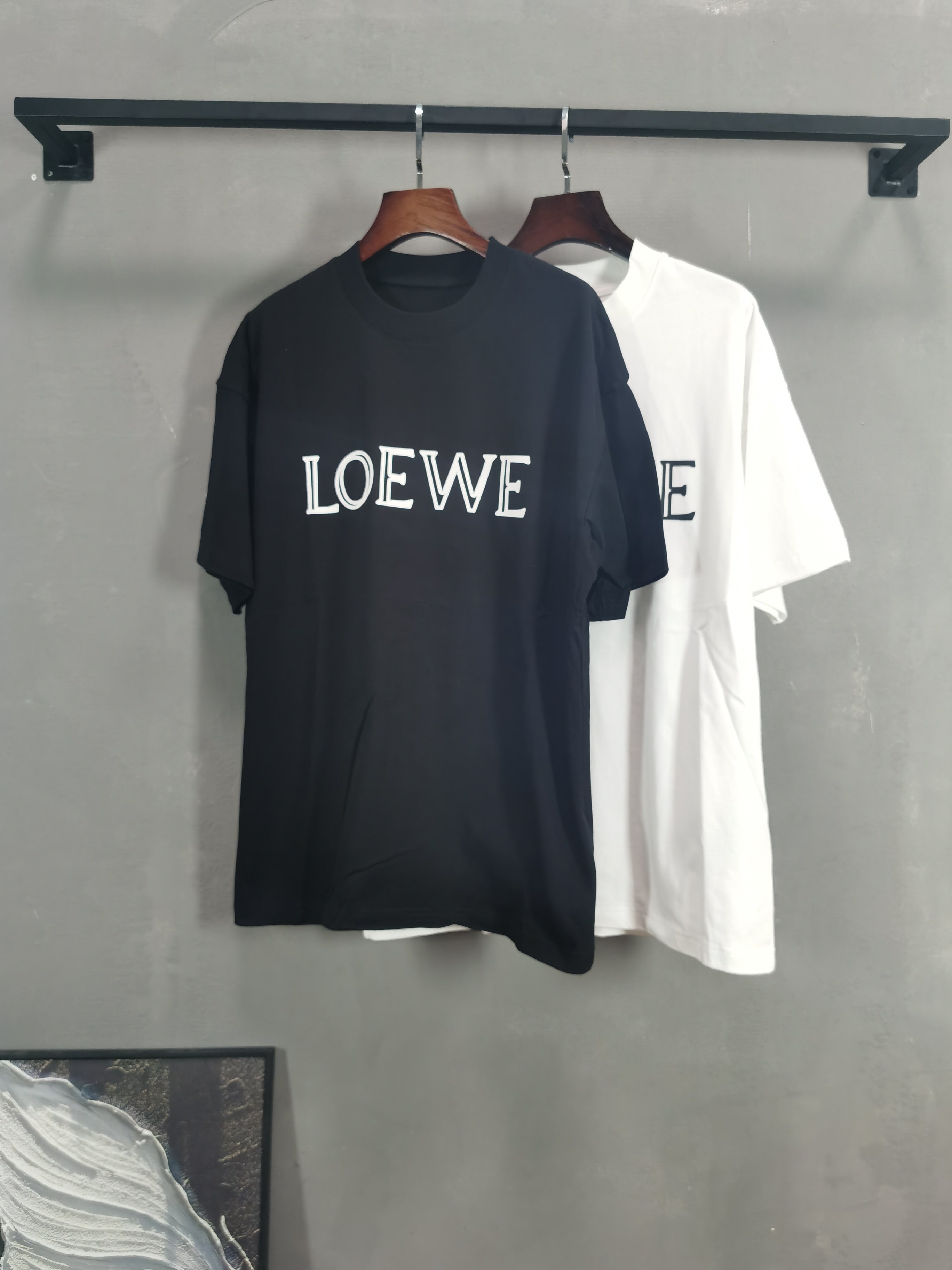 NO:736207,LOEWE round neck short-sleeved T-shirt high-end version!  Custom-made fabrics at the counter are highly breathable and comfortable, with impeccable details and brand element design concepts, reflecting high quality. It feels delicate and soft!  It presents a casual cut and the upper body shape is awesome!  Color Black White Size M-3XL (recommended height and weight),,loewe,loewe,T-shirt,tees,t-shirt,19860909LOEWE 罗意威 圆领 短袖 T恤 高端版本！专柜定制面料 透气舒适度高,细节无可挑剔,品牌元素设计理念,体现高品质.手感细腻柔软！呈现休闲裁剪,上身版型超赞！ 颜色黑色 白色  码数M-3XL（建议身高体重）,,loewe,loewe,T-shirt,tees，t-shirt,,Men's clothing