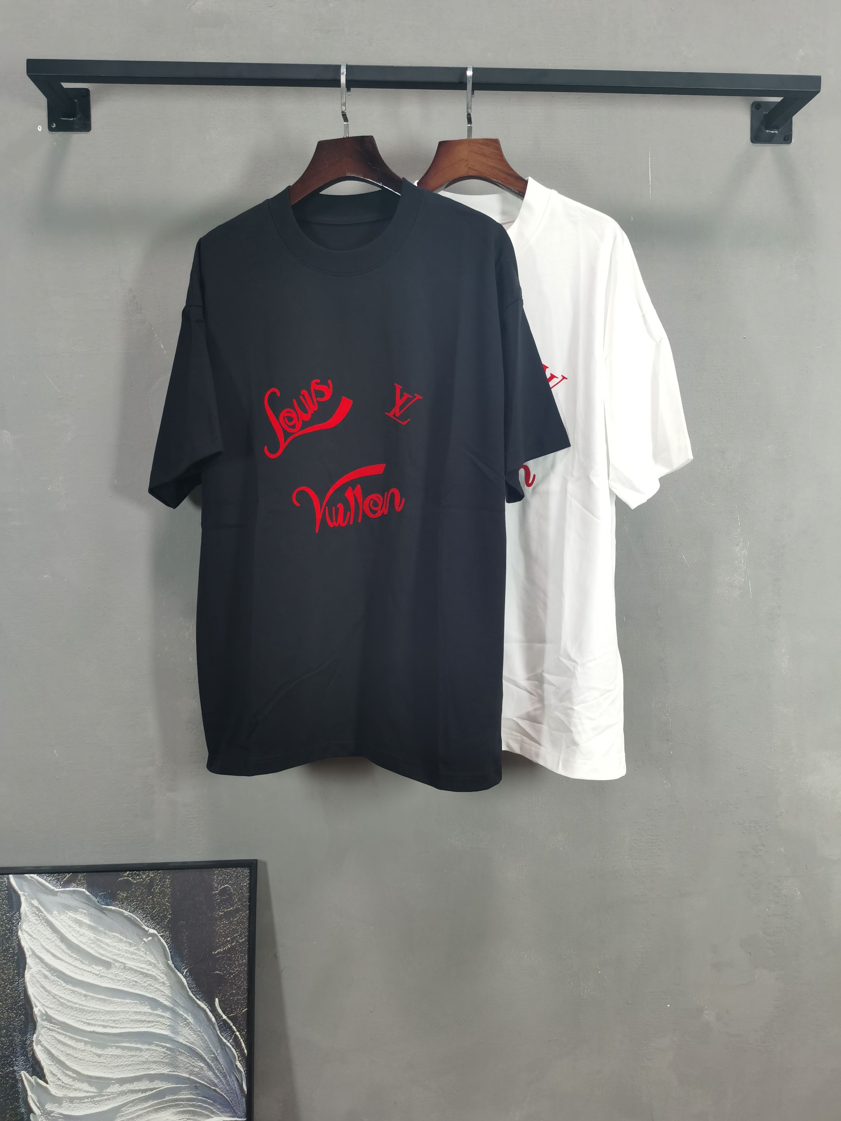 NO:736201,Louis Vuitton crew neck short-sleeved T-shirt high-end version!  Custom-made fabrics at the counter are highly breathable and comfortable, with impeccable details and brand element design concepts, reflecting high quality. It feels delicate and soft!  It presents a casual cut and the upper body shape is awesome!  Color black white Size M-3XL (recommended height and weight), Louis Vuitton, T-shirt, tees, t-shirt,19860909路易威登圆领 短袖 T恤 高端版本！专柜定制面料 透气舒适度高,细节无可挑剔,品牌元素设计理念,体现高品质.手感细腻柔软！呈现休闲裁剪,上身版型超赞！ 颜色黑色 白色  码数M-3XL（建议身高体重）,,louis vuitton,T-shirt,tees，t-shirt,,Men's clothing