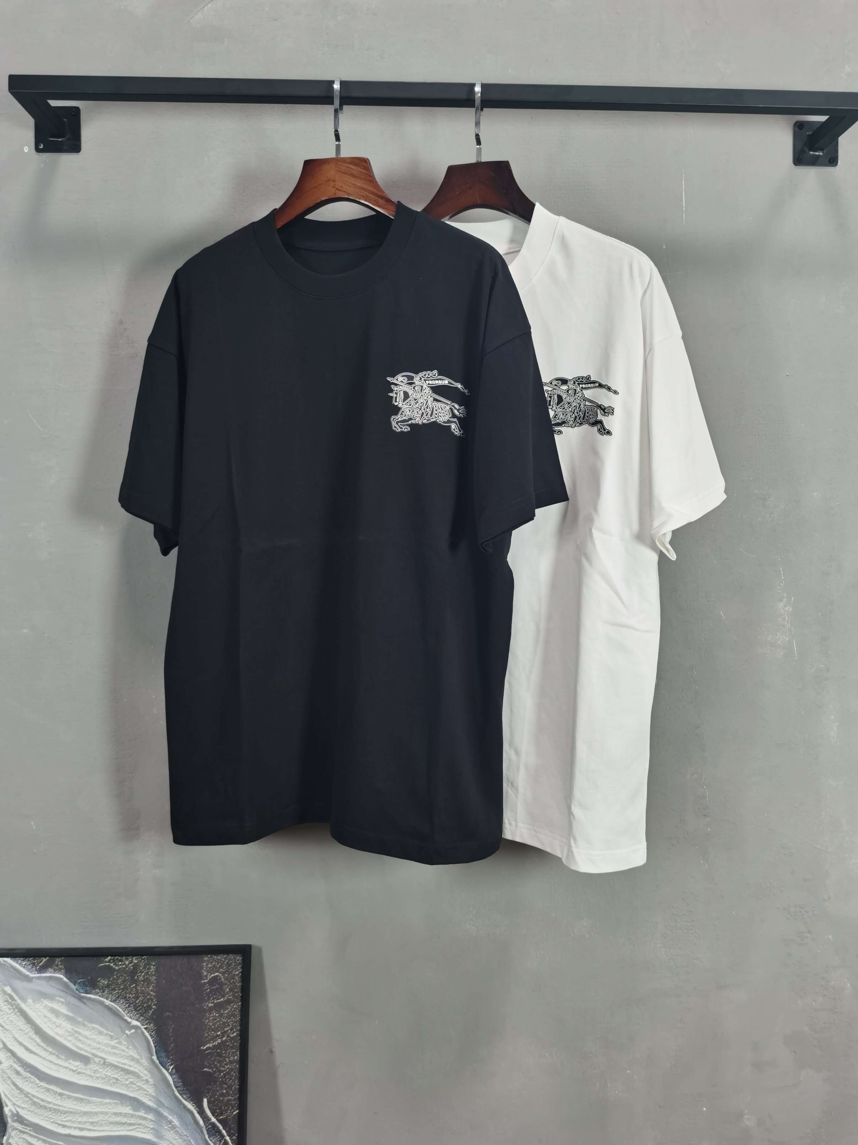 NO:736195,BURBERRY round neck short-sleeved T-shirt high-end version!  Custom-made fabrics at the counter are highly breathable and comfortable, with impeccable details and brand element design concepts, reflecting high quality. It feels delicate and soft!  It presents a casual cut and the upper body shape is awesome!  Color black white Size M-3XL (recommended height and weight), burberry, burberry, T-shirt, tees, t-shirt,19860909巴宝莉 BURBERRY圆领 短袖 T恤 高端版本！专柜定制面料 透气舒适度高,细节无可挑剔,品牌元素设计理念,体现高品质.手感细腻柔软！呈现休闲裁剪,上身版型超赞！ 颜色黑色 白色  码数M-3XL（建议身高体重）,,burberry,burberry,T-shirt,tees，t-shirt,,Men's clothing