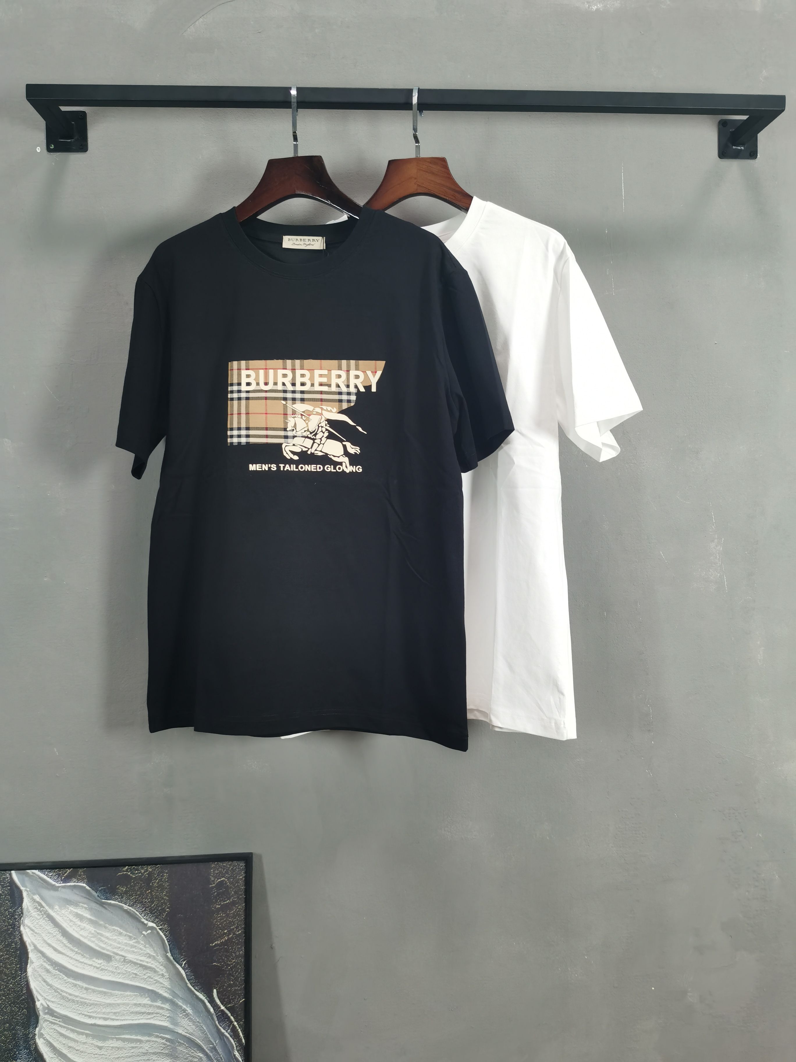 NO:736189,BURBERRY 2026 new printed round neck short-sleeved T-shirt is available for pre-sale!  On sale on overseas official website!  Made of pure cotton double yarn fabric, it feels soft and delicate, the color and gloss are super positive, and the upper body is comfortable and breathable!  Customized threads on the neckline, precision double-needle patchwork, through-shoulder zipper chain bottom, durable and non-deformable, with first-class texture!  This classic round-neck T-shirt is decorated with a highly recognizable logo print on the chest. The three-dimensional and fine detail processing injects a casual charm into the whole, casual and natural, and highly recognizable!  Produced by a large factory, with fine workmanship and complete three standards!  Classic round neck basic model, the version is quite wide and full!  The upper body is fashionable, relaxed and stylish, and the atmosphere is instantly filled!  Same style for men and women!  Size S-2XL Color black white,,burberry,burberry,T-shirt,tees,t-shirt,19860909巴宝莉 BURBERRY 2026新款印花圆领短袖T恤预售出货！ 海外官网在售！ 采用纯棉双纱面料,手感柔软细腻,颜色光泽度都超正,上身舒适透气！领口定织螺纹,精密双针拼缝,通肩拉锁链底耐穿不变形,质感一流！ 这款经典的圆领 T 恤胸前饰有高辨识度的logo印花,立体精细的细节处理,为整体注入一分闲适韵味,休闲自然,超高辨识度！ 大厂出品,做工精细,三标齐全！ 经典圆领基础款,版型挺阔饱满！ 上身时髦 轻松有格调 氛围感一下子拉满！ 男女同款！ 码数S-2XL 颜色黑色 白色,,burberry,burberry,T-shirt,tees，t-shirt,,Men's clothing