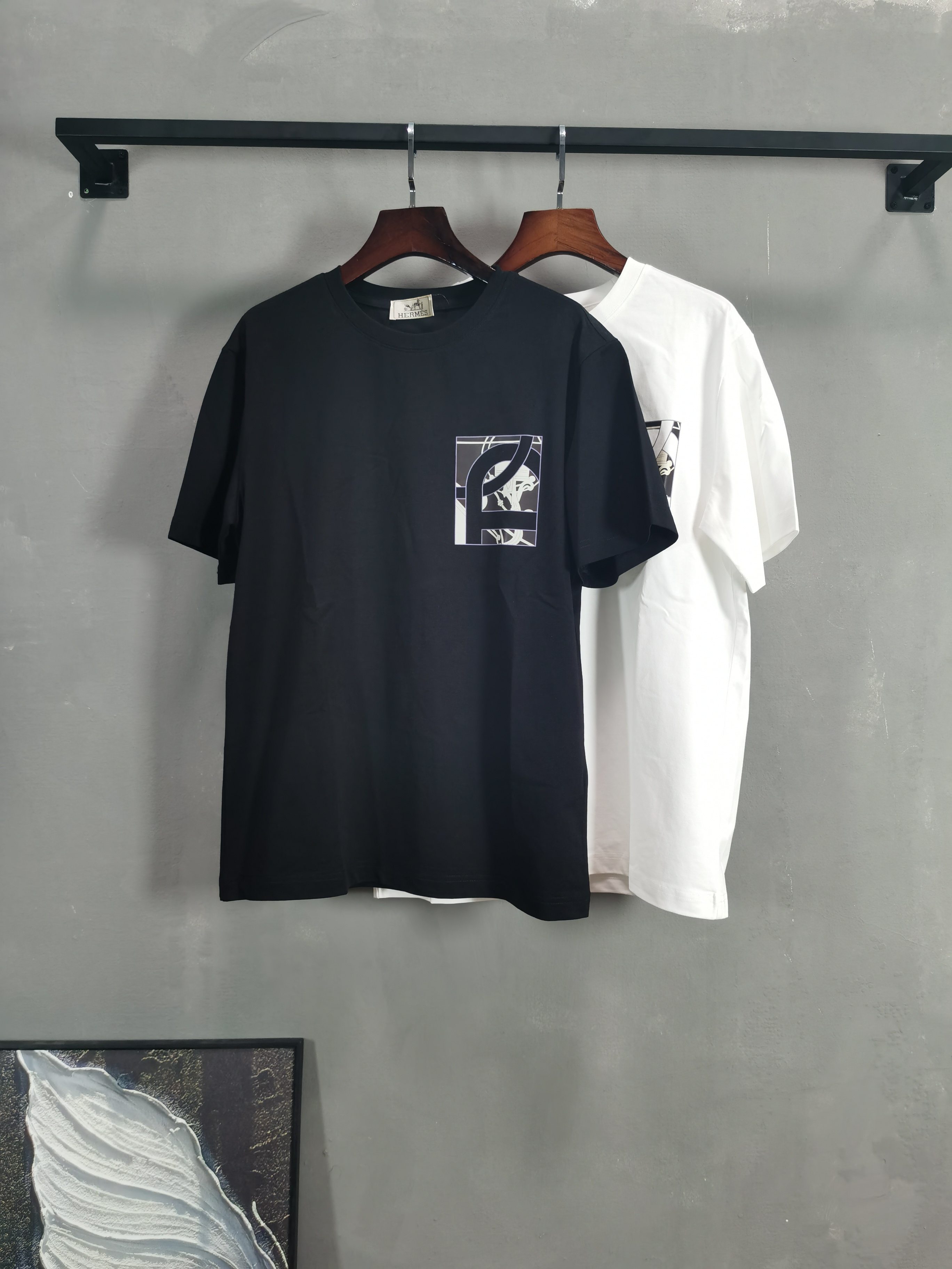 NO:736234,HERMERS 2026 new printed round neck short-sleeved T-shirt is on sale for pre-sale!  On sale on overseas official website!  Made of pure cotton double yarn fabric, it feels soft and delicate, the color and gloss are super positive, and the upper body is comfortable and breathable!  Customized threads on the neckline, precision double-needle patchwork, through-shoulder zipper chain bottom, durable and non-deformable, with first-class texture!  This classic round-neck T-shirt is decorated with a highly recognizable logo print on the chest. The three-dimensional and fine detail processing injects a casual charm into the whole, casual and natural, and highly recognizable!  Produced by a large factory, with fine workmanship and complete three standards!  Classic round neck basic model, the version is quite wide and full!  The upper body is fashionable, relaxed and stylish, and the atmosphere is instantly filled!  Same style for men and women!  Size S-2XL Color black white, hermes, hermes, T-shirt, tees, t-shirt,19860909HERMERS 爱马仕 2026新款印花圆领短袖T恤预售出货！ 海外官网在售！ 采用纯棉双纱面料,手感柔软细腻,颜色光泽度都超正,上身舒适透气！领口定织螺纹,精密双针拼缝,通肩拉锁链底耐穿不变形,质感一流！ 这款经典的圆领 T 恤胸前饰有高辨识度的logo印花,立体精细的细节处理,为整体注入一分闲适韵味,休闲自然,超高辨识度！ 大厂出品,做工精细,三标齐全！ 经典圆领基础款,版型挺阔饱满！ 上身时髦 轻松有格调 氛围感一下子拉满！ 男女同款！ 码数S-2XL 颜色黑色 白色,,hermes,hermes,T-shirt,tees，t-shirt,,Men's clothing