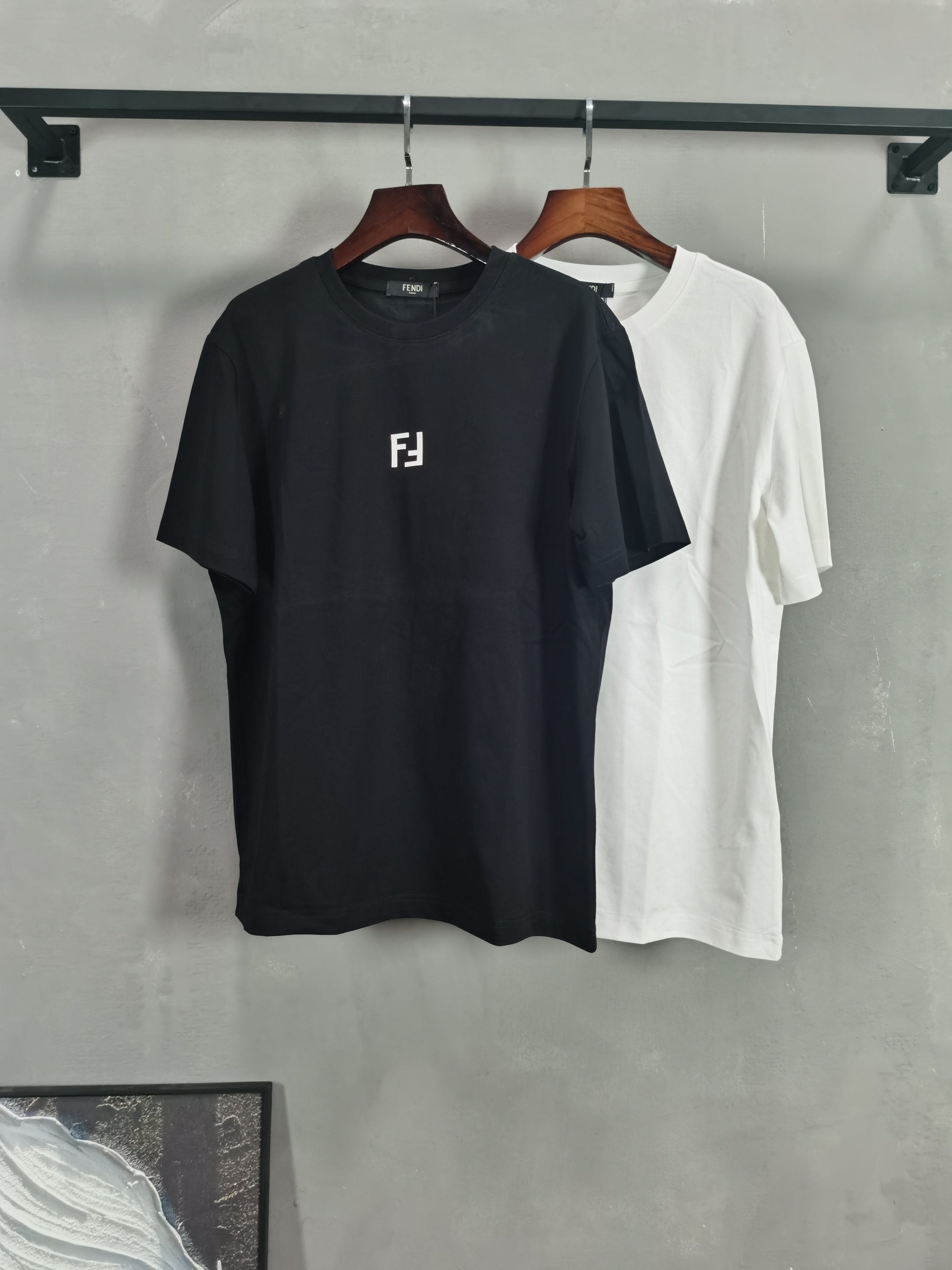 NO:736184,FENDI Fendi 2026 new printed round neck short-sleeved T-shirt is on sale for pre-sale!  On sale on overseas official website!  Made of pure cotton double yarn fabric, it feels soft and delicate, the color and gloss are super positive, and the upper body is comfortable and breathable!  Customized threads on the neckline, precision double-needle patchwork, through-shoulder zipper chain bottom, durable and non-deformable, with first-class texture!  This classic round-neck T-shirt is decorated with a highly recognizable logo print on the chest. The three-dimensional and fine detail processing injects a casual charm into the whole, casual and natural, and highly recognizable!  Produced by a large factory, with fine workmanship and complete three standards!  Classic round neck basic model, the version is quite wide and full!  The upper body is fashionable, relaxed and stylish, and the atmosphere is instantly filled!  Same style for men and women!  Size S-2XL Color black white,,fendi,fendi,T-shirt,tees,t-shirt,19860909FENDI芬迪 2026新款印花圆领短袖T恤预售出货！ 海外官网在售！ 采用纯棉双纱面料,手感柔软细腻,颜色光泽度都超正,上身舒适透气！领口定织螺纹,精密双针拼缝,通肩拉锁链底耐穿不变形,质感一流！ 这款经典的圆领 T 恤胸前饰有高辨识度的logo印花,立体精细的细节处理,为整体注入一分闲适韵味,休闲自然,超高辨识度！ 大厂出品,做工精细,三标齐全！ 经典圆领基础款,版型挺阔饱满！ 上身时髦 轻松有格调 氛围感一下子拉满！ 男女同款！ 码数S-2XL 颜色黑色 白色,,fendi,fendi,T-shirt,tees，t-shirt,,Men's clothing