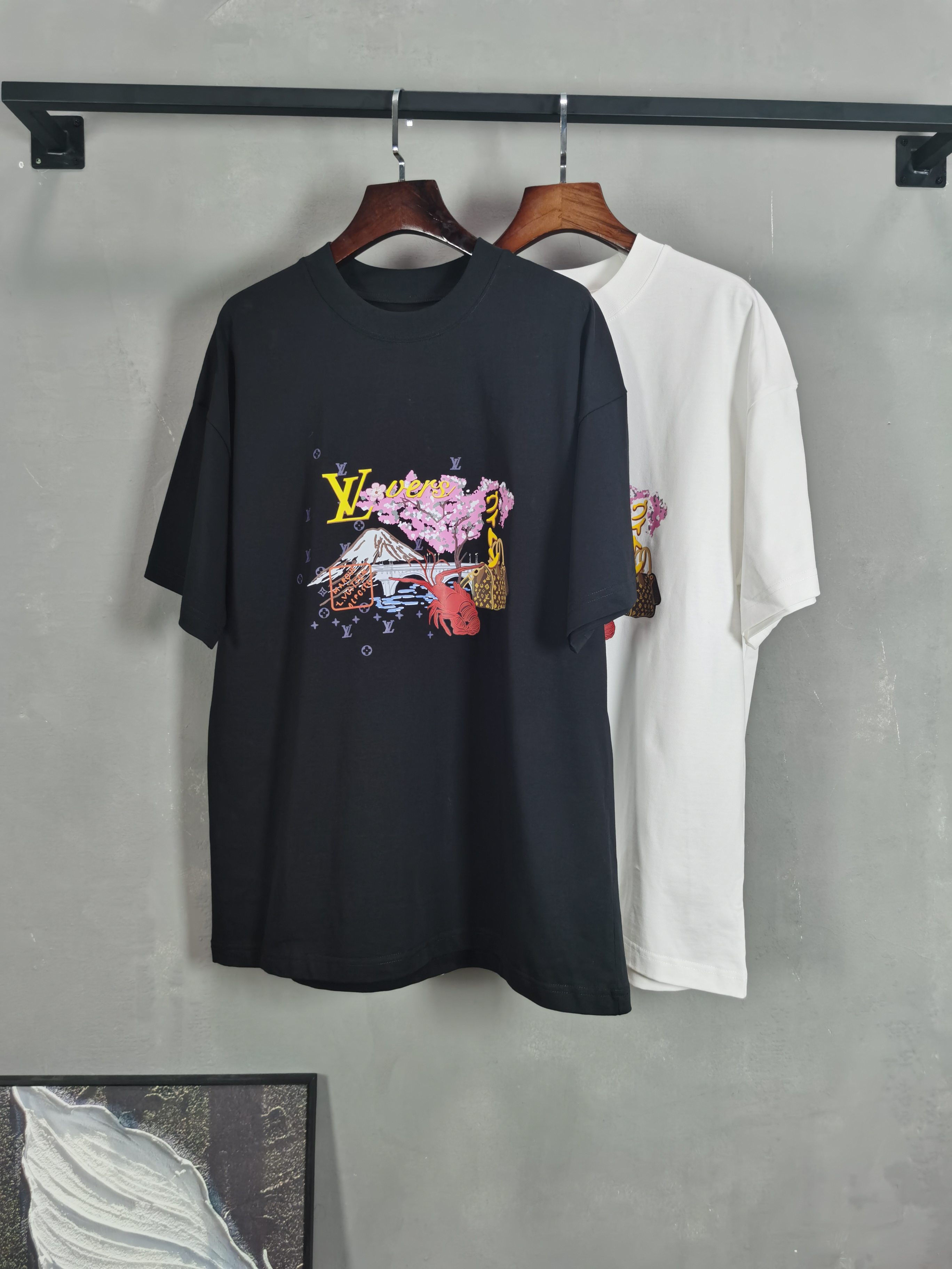 NO:736222,LV Louis Vuitton round neck short-sleeved T-shirt high-end version!  Custom-made fabrics at the counter are highly breathable and comfortable, with impeccable details and brand element design concepts, reflecting high quality. It feels delicate and soft!  It presents a casual cut and the upper body shape is awesome!  Color black white Size M-3XL (recommended height and weight), louis vuitton, louis vuitton, T-shirt, tees, t-shirt,19860909LV路易威登 圆领 短袖 T恤 高端版本！专柜定制面料 透气舒适度高,细节无可挑剔,品牌元素设计理念,体现高品质.手感细腻柔软！呈现休闲裁剪,上身版型超赞！ 颜色黑色 白色 码数M-3XL（建议身高体重）,,louis vuitton,louis vuitton,T-shirt,tees，t-shirt,,Men's clothing