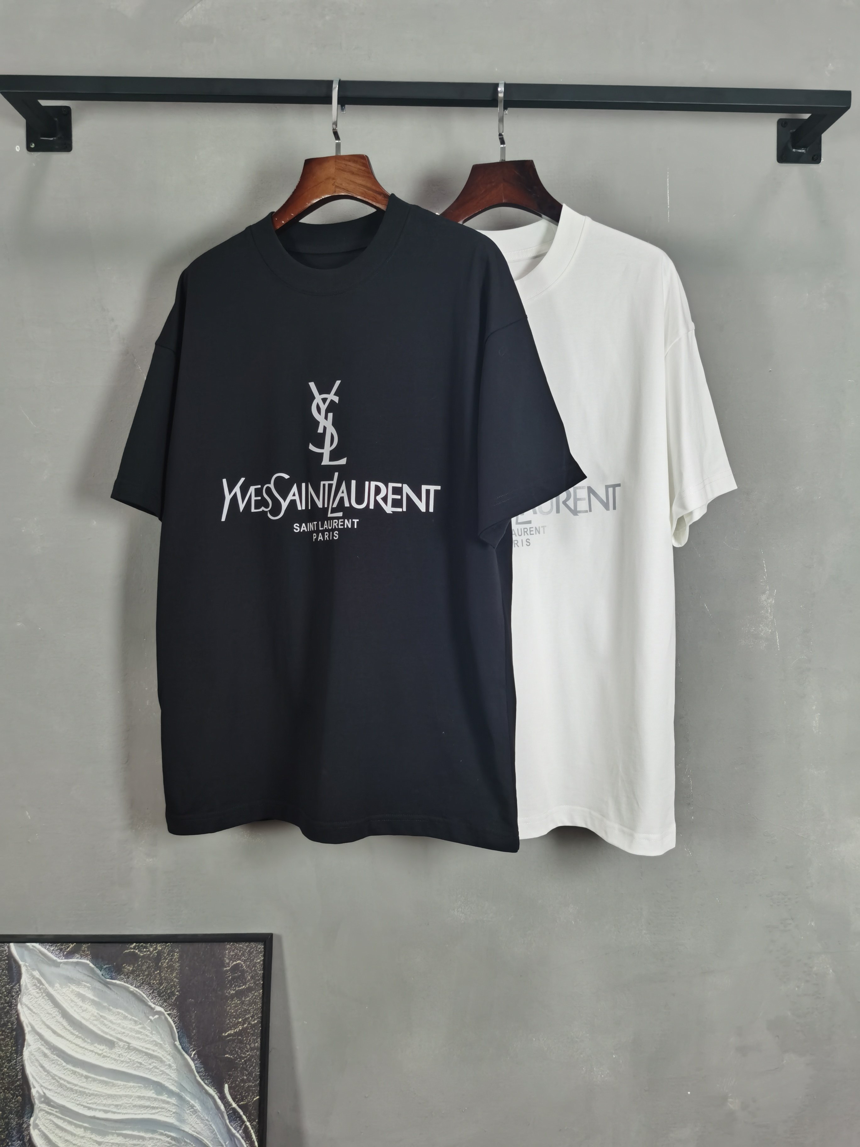 NO:736216,Saint Laurent YSL round neck short-sleeved T-shirt high-end version!  Custom-made fabrics at the counter are highly breathable and comfortable, with impeccable details and brand element design concepts, reflecting high quality. It feels delicate and soft!  It presents a casual cut and the upper body shape is awesome!  Color black white Size M-3XL (recommended height and weight), saint laurent, saint laurent, T-shirt, tees, t-shirt,19860909圣罗兰 YSL 圆领 短袖 T恤 高端版本！专柜定制面料 透气舒适度高,细节无可挑剔,品牌元素设计理念,体现高品质.手感细腻柔软！呈现休闲裁剪,上身版型超赞！ 颜色黑色 白色 码数M-3XL（建议身高体重）,,saint laurent,saint laurent,T-shirt,tees，t-shirt,,Men's clothing