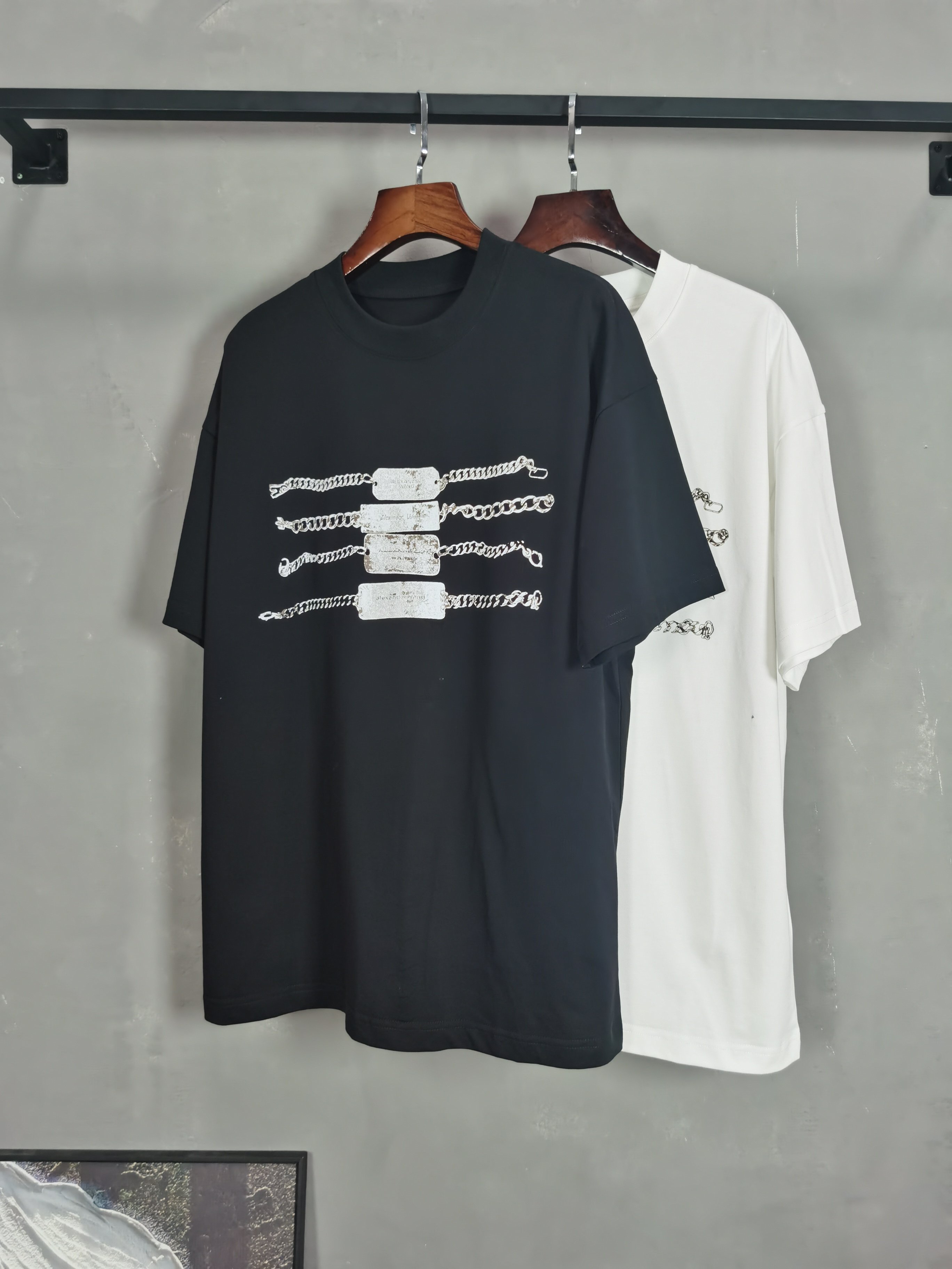 NO:736264,Alexander round neck short-sleeved T-shirt high-end version!  Custom-made fabrics at the counter are highly breathable and comfortable, with impeccable details and brand element design concepts, reflecting high quality. It feels delicate and soft!  It presents a casual cut and the upper body shape is awesome!  Color Black White Size M-3XL (recommended height and weight), T-shirt, tees, t-shirt,19860909亚历山大圆领 短袖 T恤 高端版本！专柜定制面料 透气舒适度高,细节无可挑剔,品牌元素设计理念,体现高品质.手感细腻柔软！呈现休闲裁剪,上身版型超赞！ 颜色黑色 白色 码数M-3XL（建议身高体重）,,T-shirt,tees，t-shirt,,Men's clothing