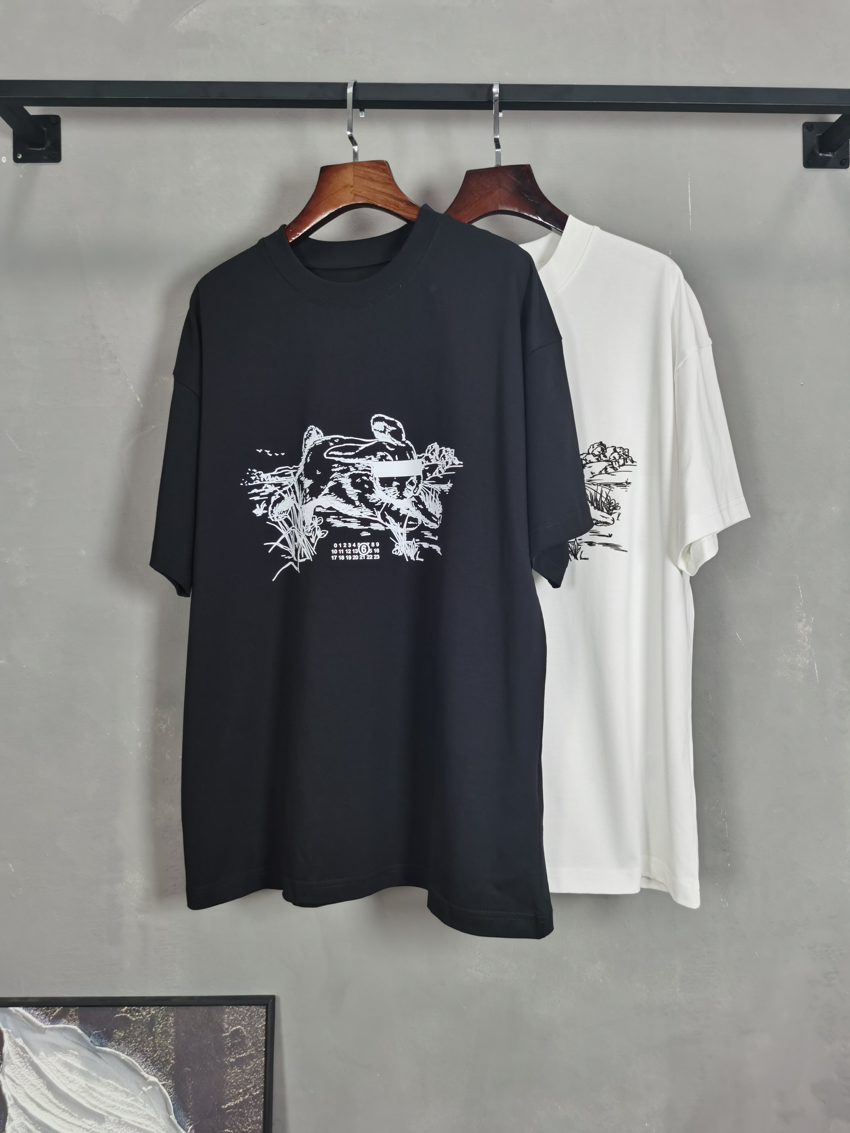 NO:736244,Magee 6 round neck short-sleeved T-shirt high-end version!  Custom-made fabrics at the counter are highly breathable and comfortable, with impeccable details and brand element design concepts, reflecting high quality. It feels delicate and soft!  It presents a casual cut and the upper body shape is awesome!  Color Black White Size M-3XL (recommended height and weight), T-shirt, tees, t-shirt,19860909马吉6 圆领 短袖 T恤 高端版本！专柜定制面料 透气舒适度高,细节无可挑剔,品牌元素设计理念,体现高品质.手感细腻柔软！呈现休闲裁剪,上身版型超赞！ 颜色黑色 白色 码数M-3XL（建议身高体重）,,T-shirt,tees，t-shirt,,Men's clothing