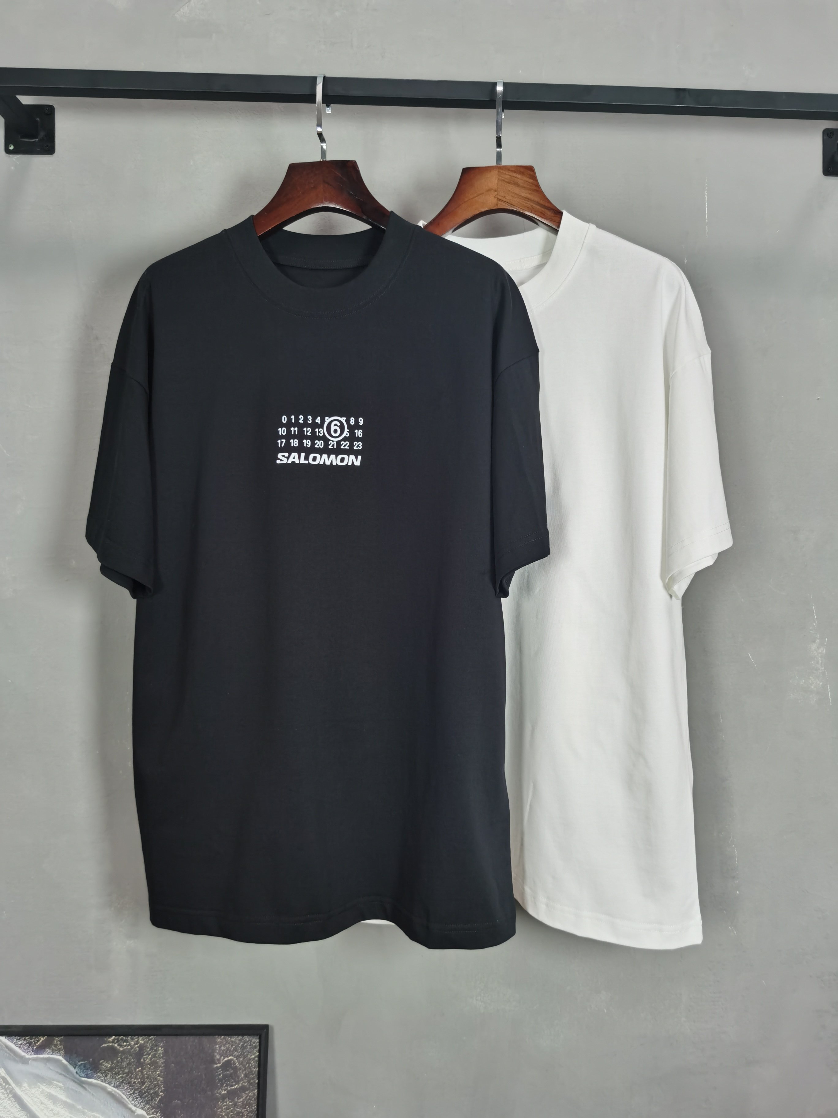 NO:736256,Magee 6 round neck short-sleeved T-shirt high-end version!  Custom-made fabrics at the counter are highly breathable and comfortable, with impeccable details and brand element design concepts, reflecting high quality. It feels delicate and soft!  It presents a casual cut and the upper body shape is awesome!  Color Black White Size M-3XL (recommended height and weight), T-shirt, tees, t-shirt,19860909马吉6 圆领 短袖 T恤 高端版本！专柜定制面料 透气舒适度高,细节无可挑剔,品牌元素设计理念,体现高品质.手感细腻柔软！呈现休闲裁剪,上身版型超赞！ 颜色黑色 白色 码数M-3XL（建议身高体重）,,T-shirt,tees，t-shirt,,Men's clothing