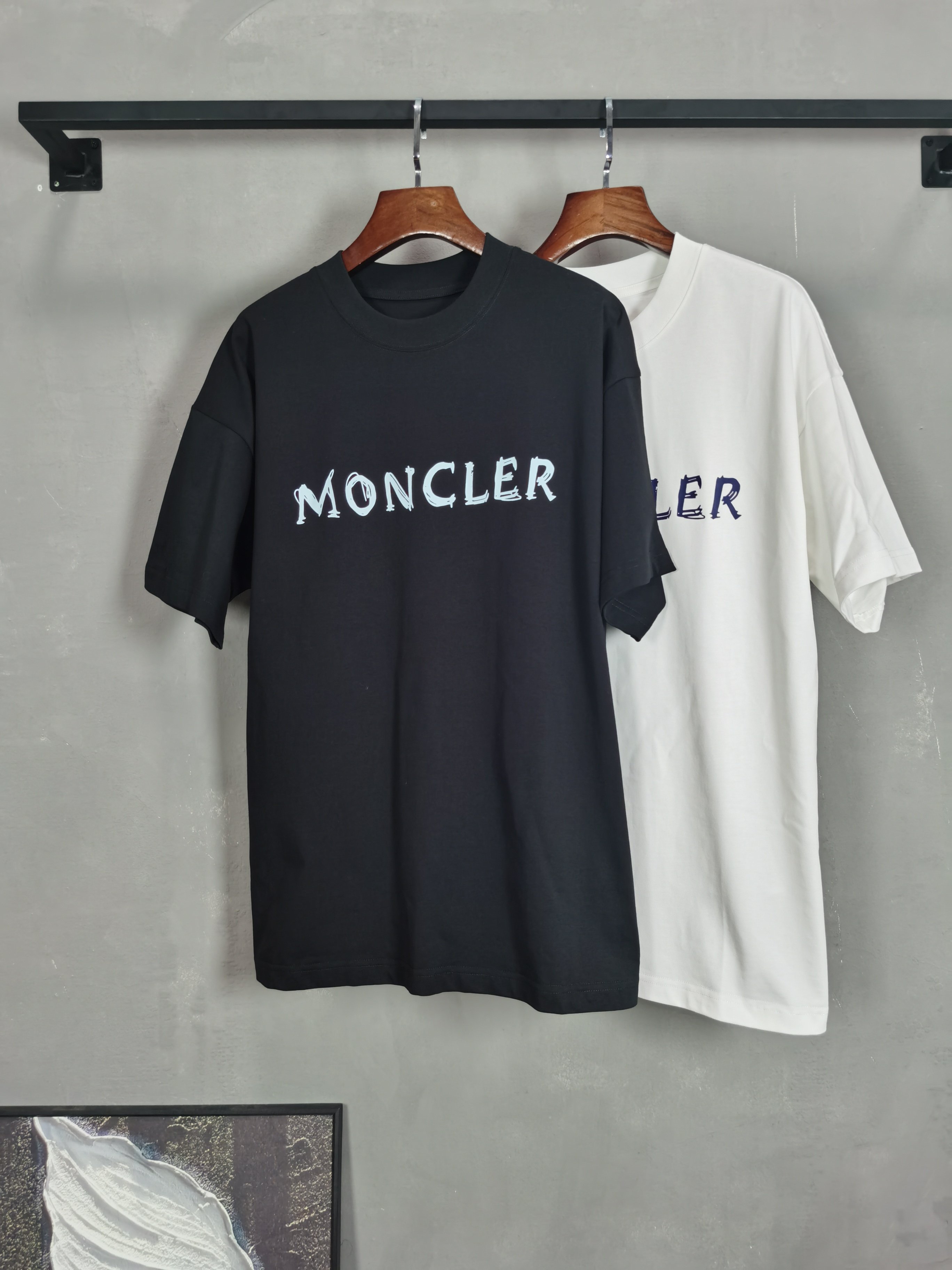 NO:736252,MONCLER covered round neck short-sleeved T-shirt high-end version!  Custom-made fabrics at the counter are highly breathable and comfortable, with impeccable details and brand element design concepts, reflecting high quality. It feels delicate and soft!  It presents a casual cut and the upper body shape is awesome!  Color black white Size M-3XL (recommended height and weight), Moncler, T-shirt, tees, t-shirt,19860909MONCLER 蒙口圆领 短袖 T恤 高端版本！专柜定制面料 透气舒适度高,细节无可挑剔,品牌元素设计理念,体现高品质.手感细腻柔软！呈现休闲裁剪,上身版型超赞！ 颜色黑色 白色 码数M-3XL（建议身高体重）,,Moncler,T-shirt,tees，t-shirt,,Men's clothing