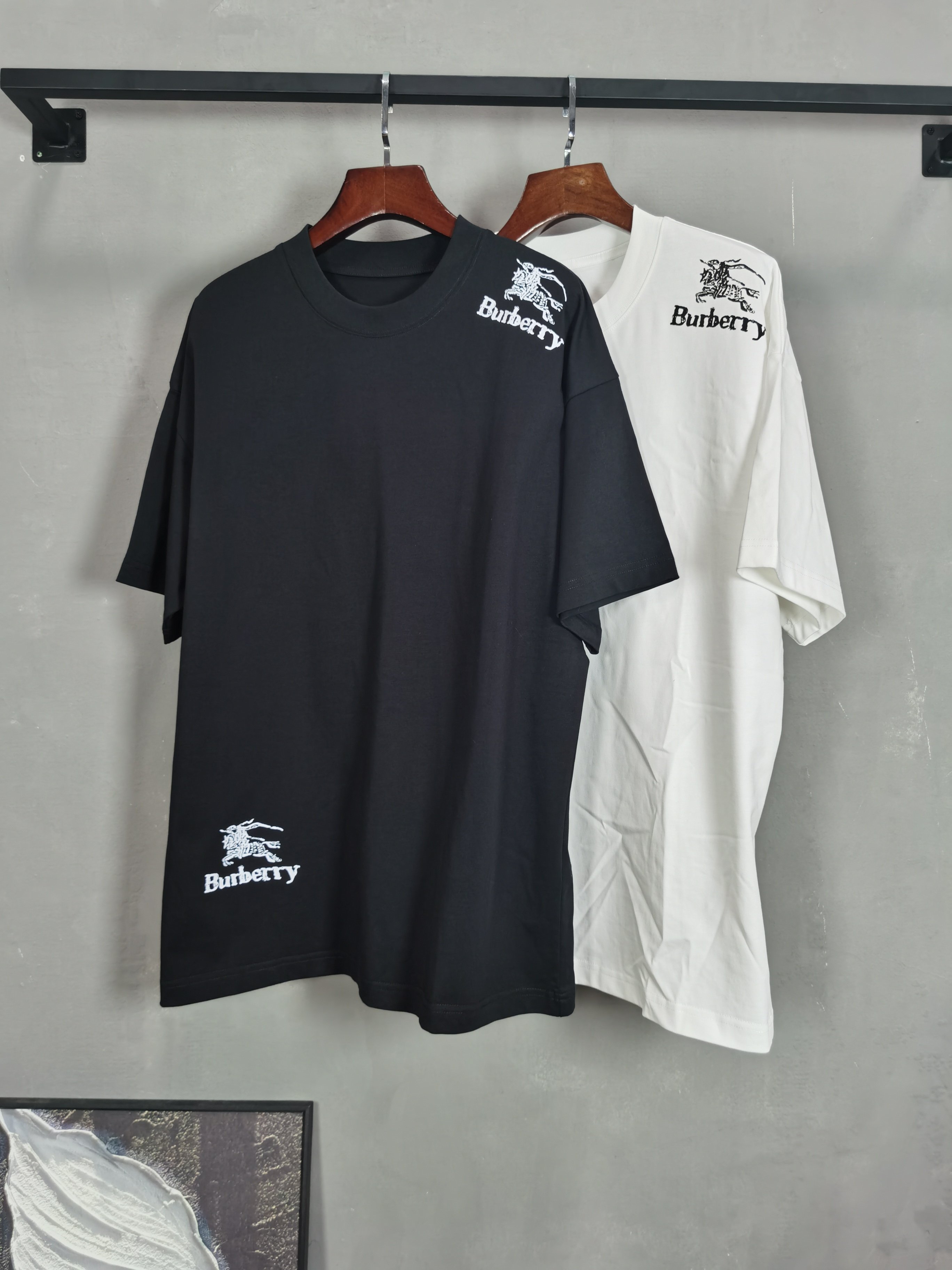 NO:736239,BURBERRY round neck short-sleeved T-shirt high-end version!  Custom-made fabrics at the counter are highly breathable and comfortable, with impeccable details and brand element design concepts, reflecting high quality. It feels delicate and soft!  It presents a casual cut and the upper body shape is awesome!  Color black white Size M-3XL (recommended height and weight), burberry, burberry, T-shirt, tees, t-shirt,19860909巴宝莉BURBERRY 圆领 短袖 T恤 高端版本！专柜定制面料 透气舒适度高,细节无可挑剔,品牌元素设计理念,体现高品质.手感细腻柔软！呈现休闲裁剪,上身版型超赞！ 颜色黑色 白色 码数M-3XL（建议身高体重）,,burberry,burberry,T-shirt,tees，t-shirt,,Men's clothing