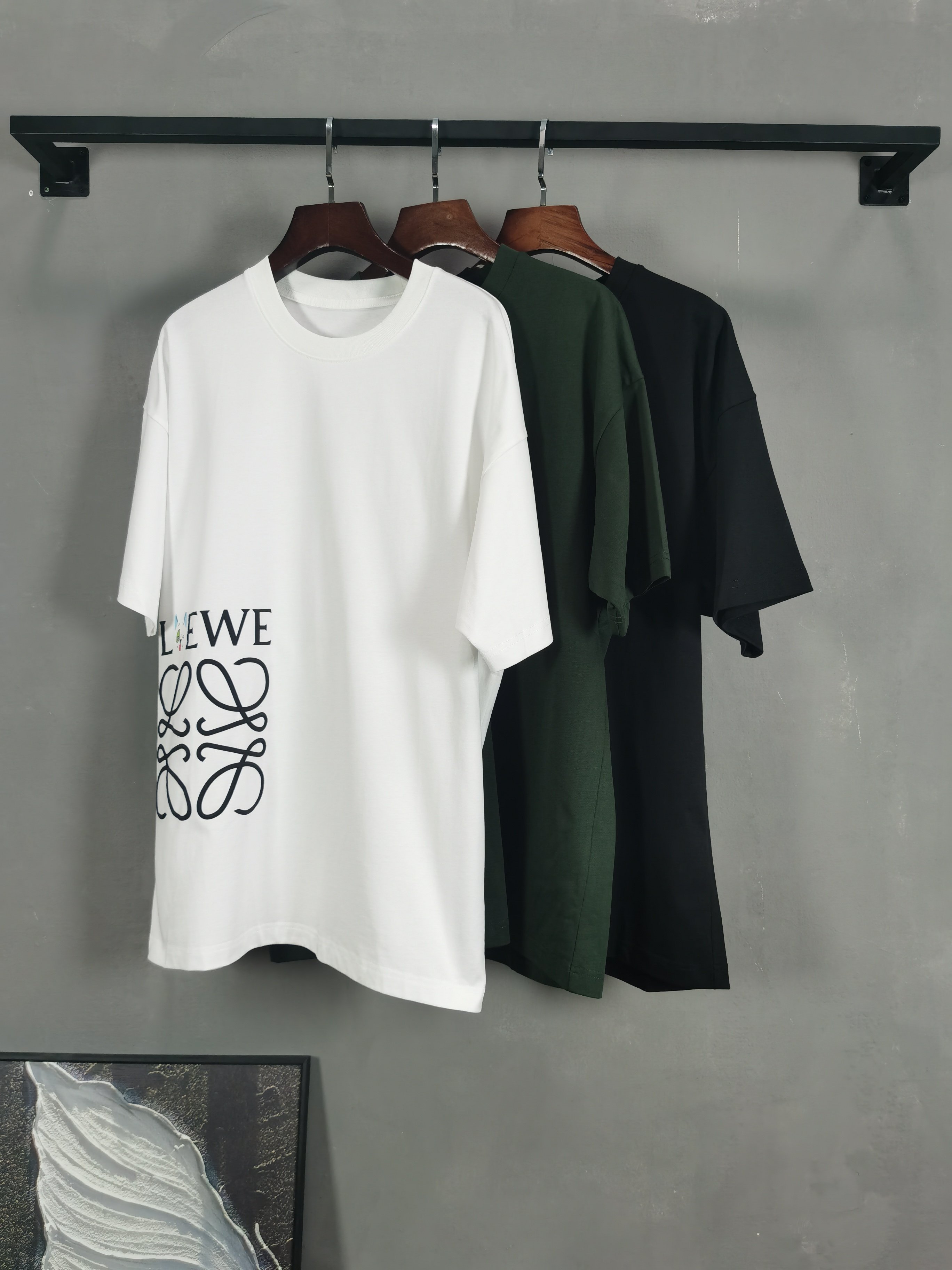 NO:757958,LOEWE round neck short-sleeved T-shirt high-end version!  Custom-made fabrics at the counter are highly breathable and comfortable, with impeccable details and brand element design concepts, reflecting high quality. It feels delicate and soft!  It presents a casual cut and the upper body shape is awesome!  Color Black Green White Size M-3XL,,loewe,loewe,T-shirt,tees,t-shirt,19860909罗意威 LOEWE 圆领 短袖 T恤 高端版本！专柜定制面料 透气舒适度高,细节无可挑剔,品牌元素设计理念,体现高品质.手感细腻柔软！呈现休闲裁剪,上身版型超赞！ 颜色黑色 绿色 白色 码数M-3XL,,loewe,loewe,T-shirt,tees，t-shirt,,Men's clothing