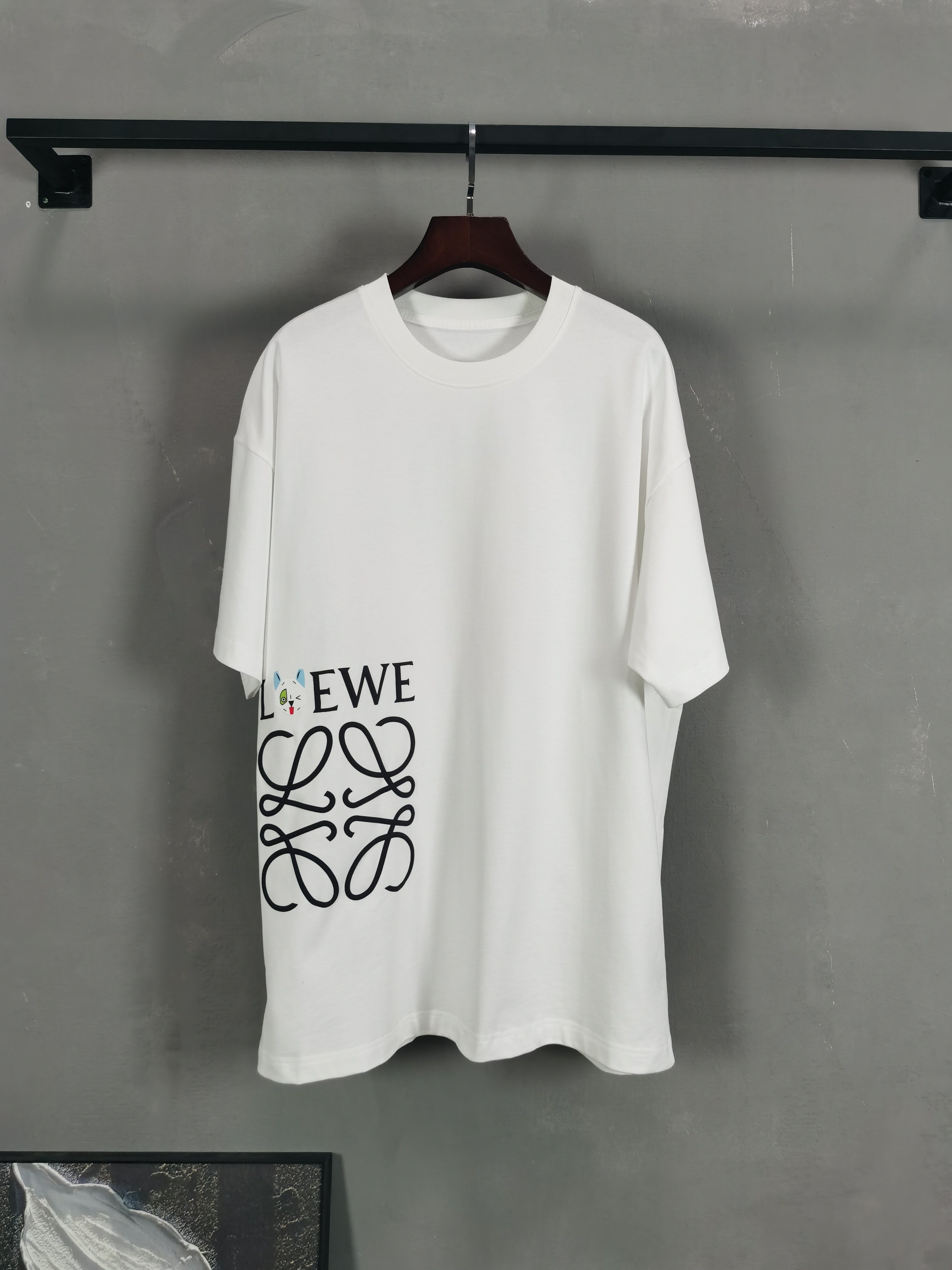 NO:745116,LOEWE round neck short-sleeved T-shirt high-end version!  Custom-made fabrics at the counter are highly breathable and comfortable, with impeccable details and brand element design concepts, reflecting high quality. It feels delicate and soft!  It presents a casual cut and the upper body shape is awesome!  Color Black Green White Size M-3XL,,loewe,loewe,T-shirt,tees,t-shirt,19860909罗意威 LOEWE 圆领 短袖 T恤 高端版本！专柜定制面料 透气舒适度高,细节无可挑剔,品牌元素设计理念,体现高品质.手感细腻柔软！呈现休闲裁剪,上身版型超赞！ 颜色黑色 绿色 白色 码数M-3XL,,loewe,loewe,T-shirt,tees，t-shirt,,Men's clothing