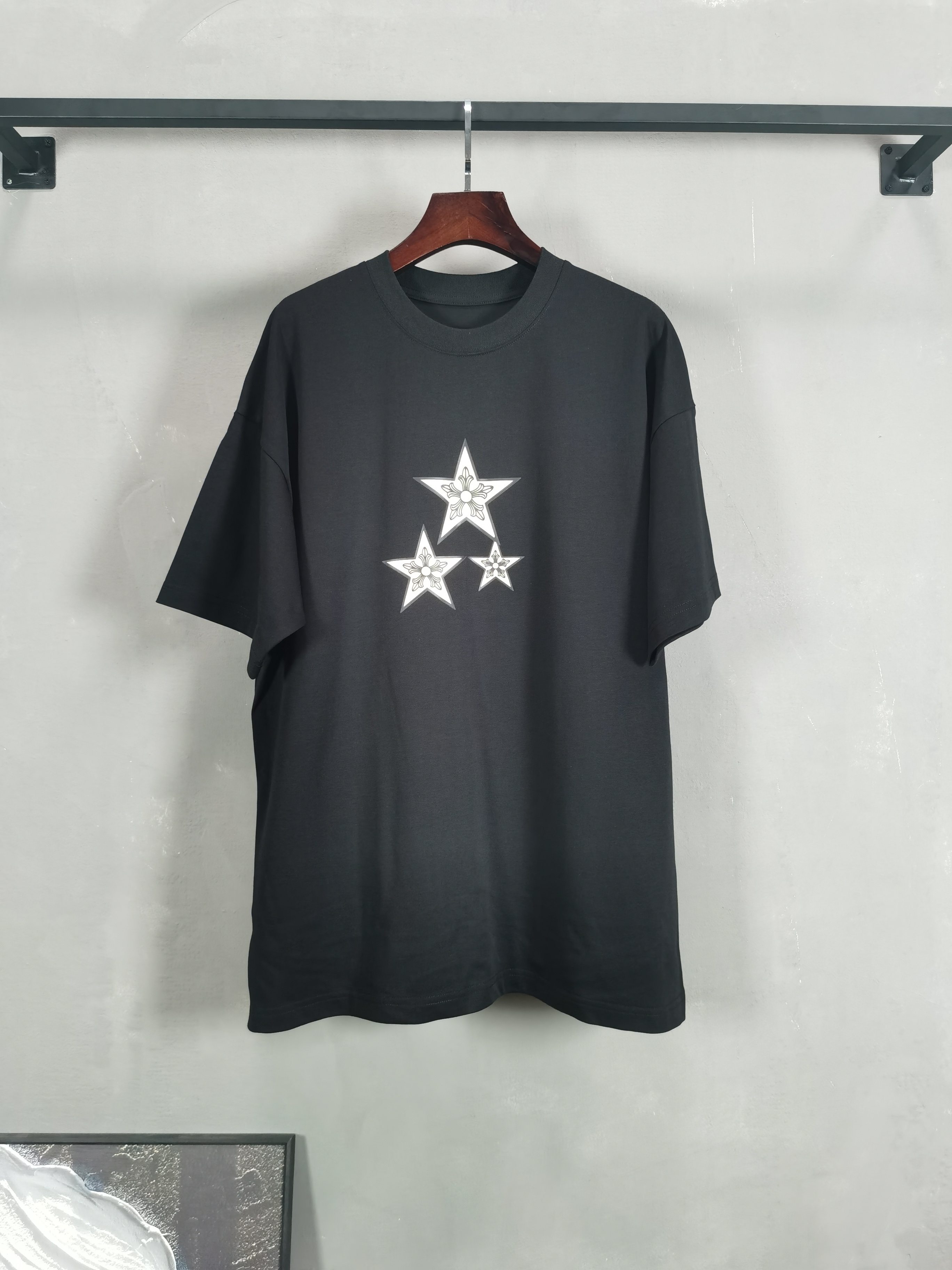 NO:736248,Crow Heart Round Neck Short Sleeve T-Shirt High-End Version!  Custom-made fabrics at the counter are highly breathable and comfortable, with impeccable details and brand element design concepts, reflecting high quality. It feels delicate and soft!  It presents a casual cut and the upper body shape is awesome!  Color black, size M-3XL (recommended height and weight), chrome hearts, T-shirt, tees, t-shirt,19860909克罗心 圆领 短袖 T恤 高端版本！专柜定制面料 透气舒适度高,细节无可挑剔,品牌元素设计理念,体现高品质.手感细腻柔软！呈现休闲裁剪,上身版型超赞！ 颜色黑色  码数M-3XL（建议身高体重）,,chrome hearts,T-shirt,tees，t-shirt,,Men's clothing