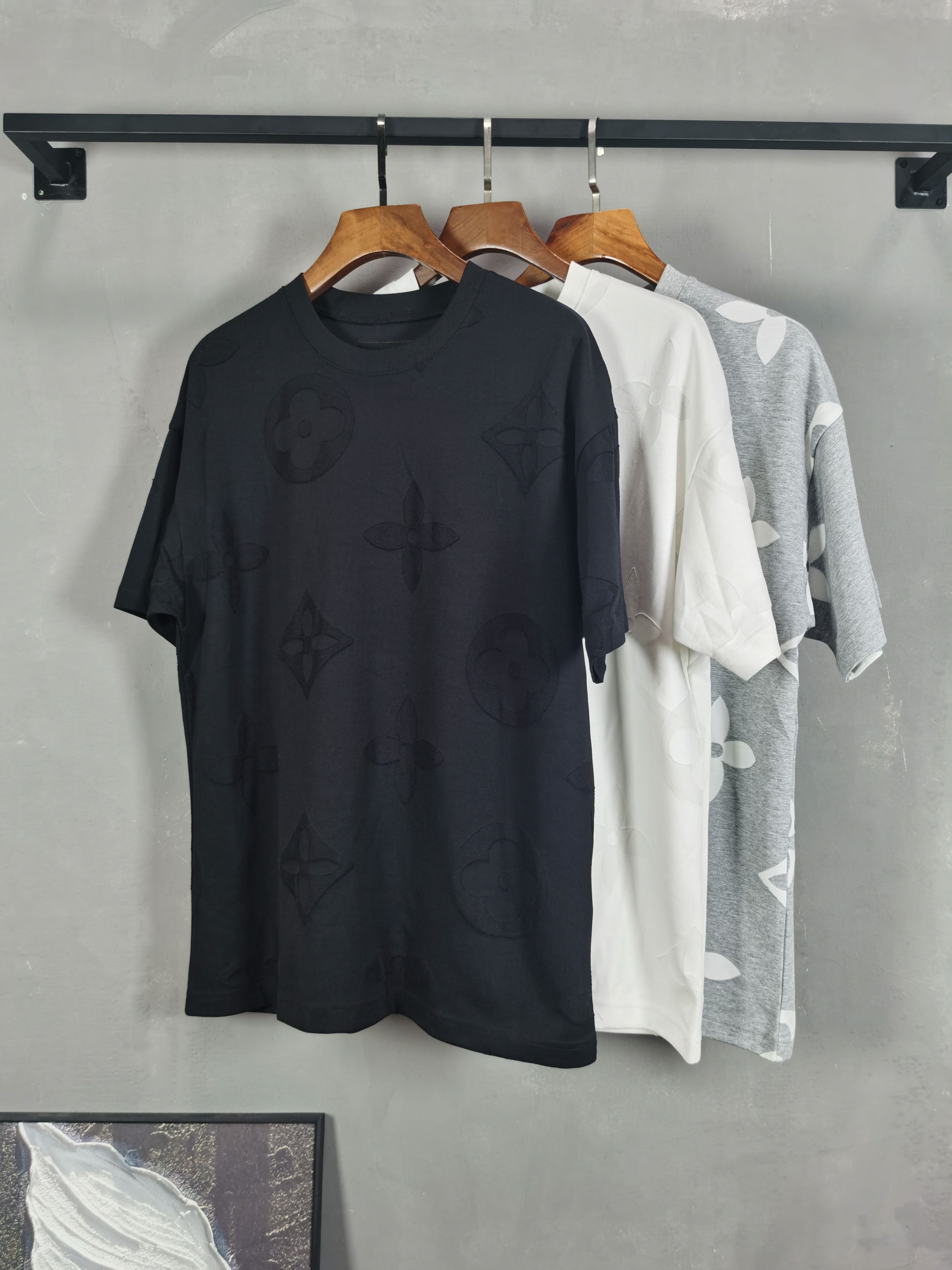 NO:736255,LV Louis Vuitton round neck short-sleeved T-shirt high-end version!  Custom-made fabrics at the counter are highly breathable and comfortable, with impeccable details and brand element design concepts, reflecting high quality. It feels delicate and soft!  It presents a casual cut and the upper body shape is awesome!  Color Black White Gray Size M-3XL (recommended height and weight), louis vuitton, louis vuitton, T-shirt, tees, t-shirt,19860909LV 路易威登 圆领 短袖 T恤 高端版本！专柜定制面料 透气舒适度高,细节无可挑剔,品牌元素设计理念,体现高品质.手感细腻柔软！呈现休闲裁剪,上身版型超赞！ 颜色黑色 白色 灰色 码数M-3XL（建议身高体重）,,louis vuitton,louis vuitton,T-shirt,tees，t-shirt,,Men's clothing