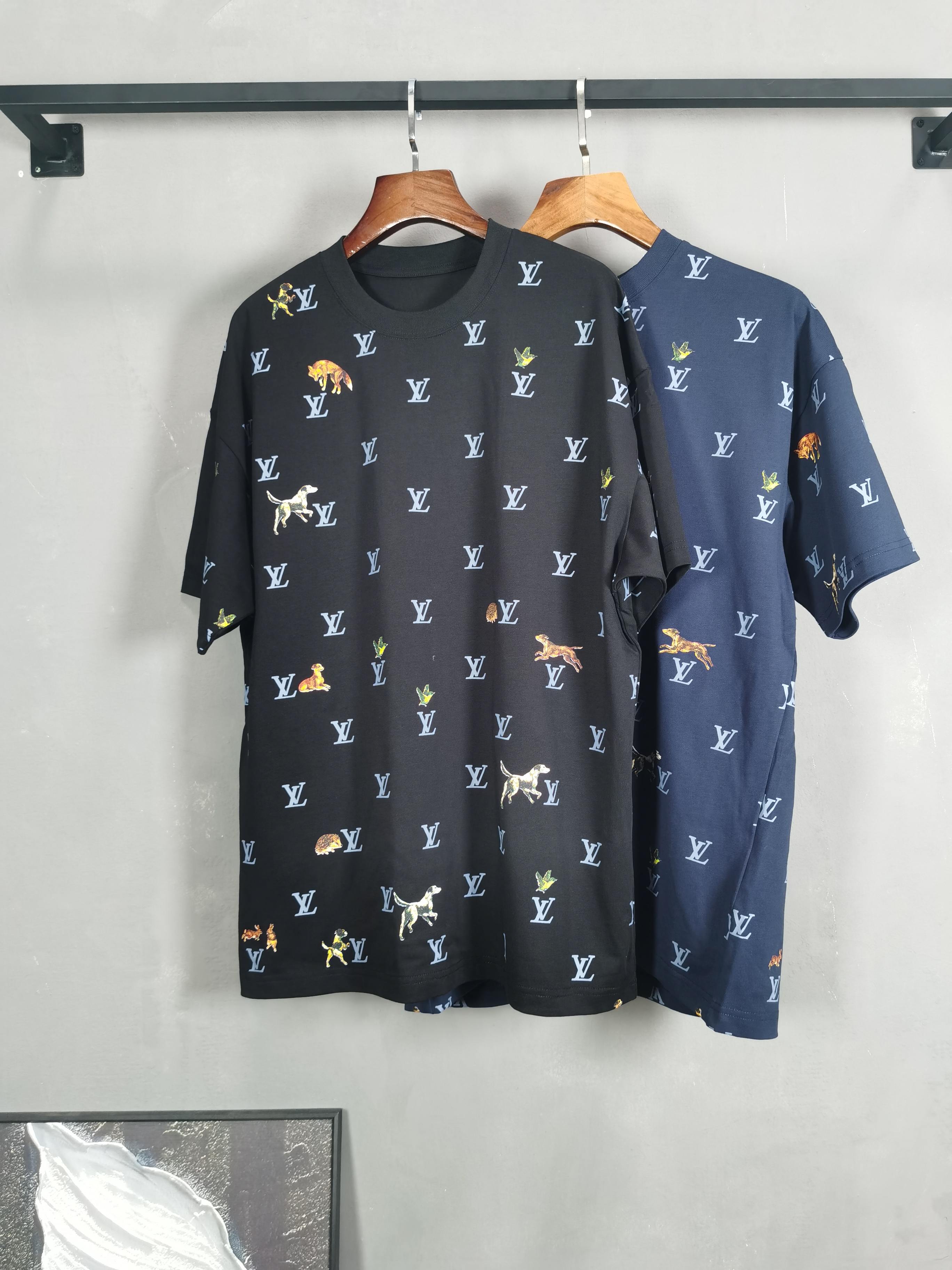 NO:736259,LV Louis Vuitton round neck short-sleeved T-shirt high-end version!  Custom-made fabrics at the counter are highly breathable and comfortable, with impeccable details and brand element design concepts, reflecting high quality. It feels delicate and soft!  It presents a casual cut and the upper body shape is awesome!  Color black blue Size M-3XL (recommended height and weight), louis vuitton, louis vuitton, T-shirt, tees, t-shirt,19860909LV 路易威登 圆领 短袖 T恤 高端版本！专柜定制面料 透气舒适度高,细节无可挑剔,品牌元素设计理念,体现高品质.手感细腻柔软！呈现休闲裁剪,上身版型超赞！ 颜色黑色 蓝色 码数M-3XL（建议身高体重）,,louis vuitton,louis vuitton,T-shirt,tees，t-shirt,,Men's clothing