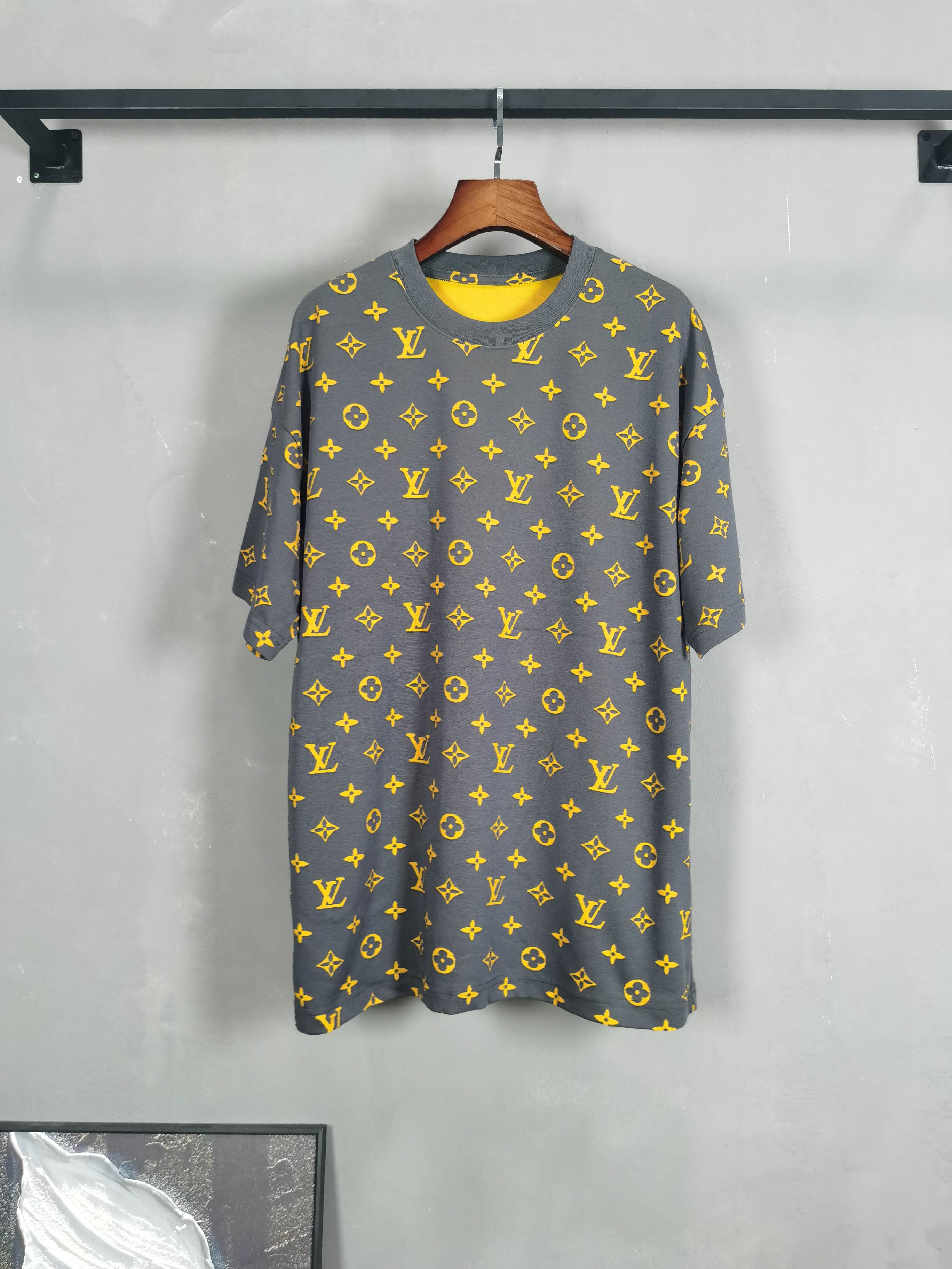 NO:736237,LV Louis Vuitton round neck short-sleeved T-shirt high-end version!  Custom-made fabrics at the counter are highly breathable and comfortable, with impeccable details and brand element design concepts, reflecting high quality. It feels delicate and soft!  It presents a casual cut and the upper body shape is awesome!  Color Brown Size M-3XL (recommended height and weight), louis vuitton, louis vuitton, T-shirt, tees, t-shirt,19860909LV 路易威登 圆领 短袖 T恤 高端版本！专柜定制面料 透气舒适度高,细节无可挑剔,品牌元素设计理念,体现高品质.手感细腻柔软！呈现休闲裁剪,上身版型超赞！ 颜色咖色 码数M-3XL（建议身高体重）,,louis vuitton,louis vuitton,T-shirt,tees，t-shirt,,Men's clothing