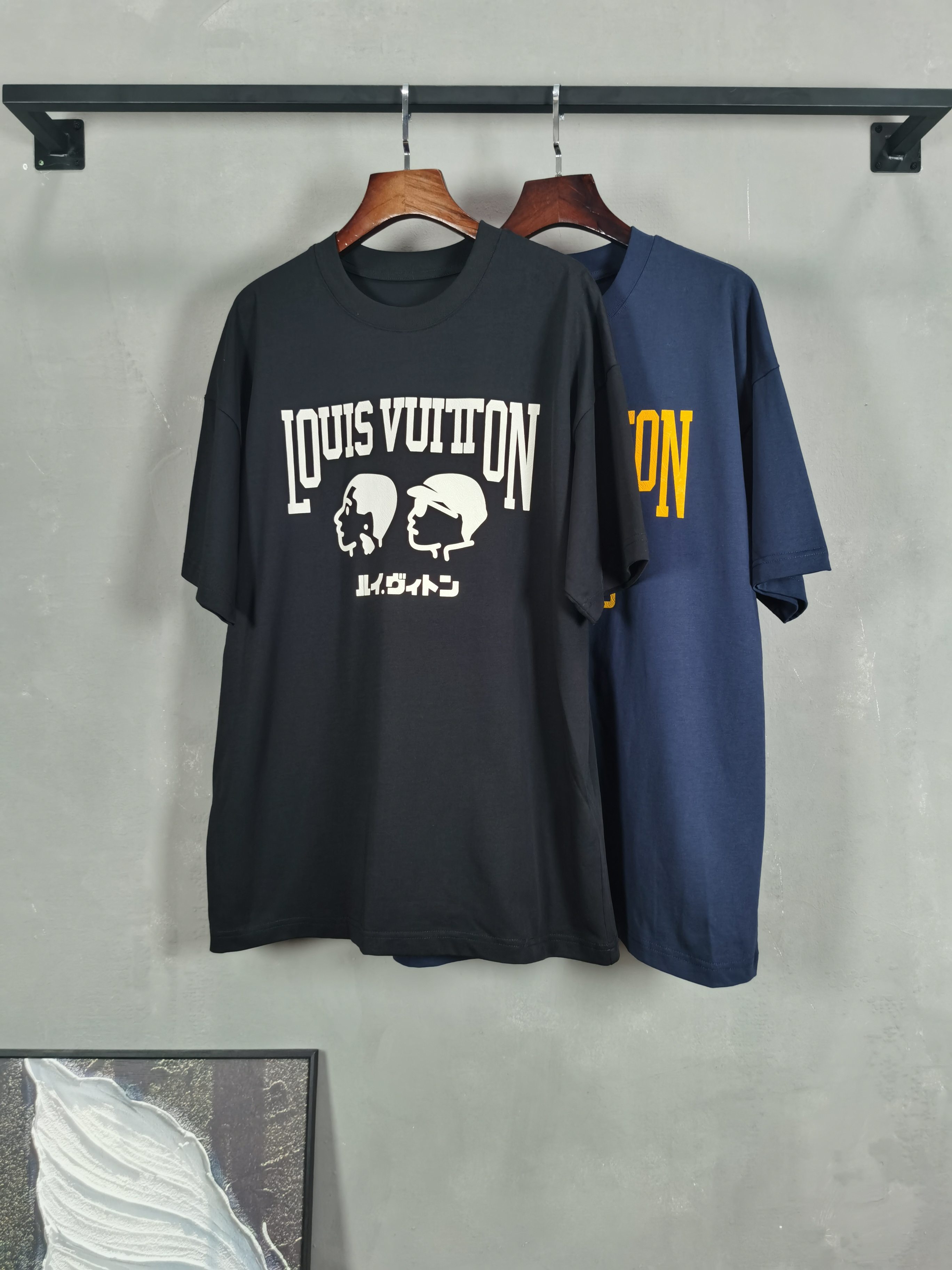 NO:736183,LV Louis Vuitton round neck short-sleeved T-shirt high-end version!  Custom-made fabrics at the counter are highly breathable and comfortable, with impeccable details and brand element design concepts, reflecting high quality. It feels delicate and soft!  It presents a casual cut and the upper body shape is awesome!  Color black blue Size M-3XL (recommended height and weight), louis vuitton, louis vuitton, T-shirt, tees, t-shirt,19860909LV 路易威登 圆领 短袖 T恤 高端版本！专柜定制面料 透气舒适度高,细节无可挑剔,品牌元素设计理念,体现高品质.手感细腻柔软！呈现休闲裁剪,上身版型超赞！ 颜色黑色 蓝色 码数M-3XL（建议身高体重）,,louis vuitton,louis vuitton,T-shirt,tees，t-shirt,,Men's clothing