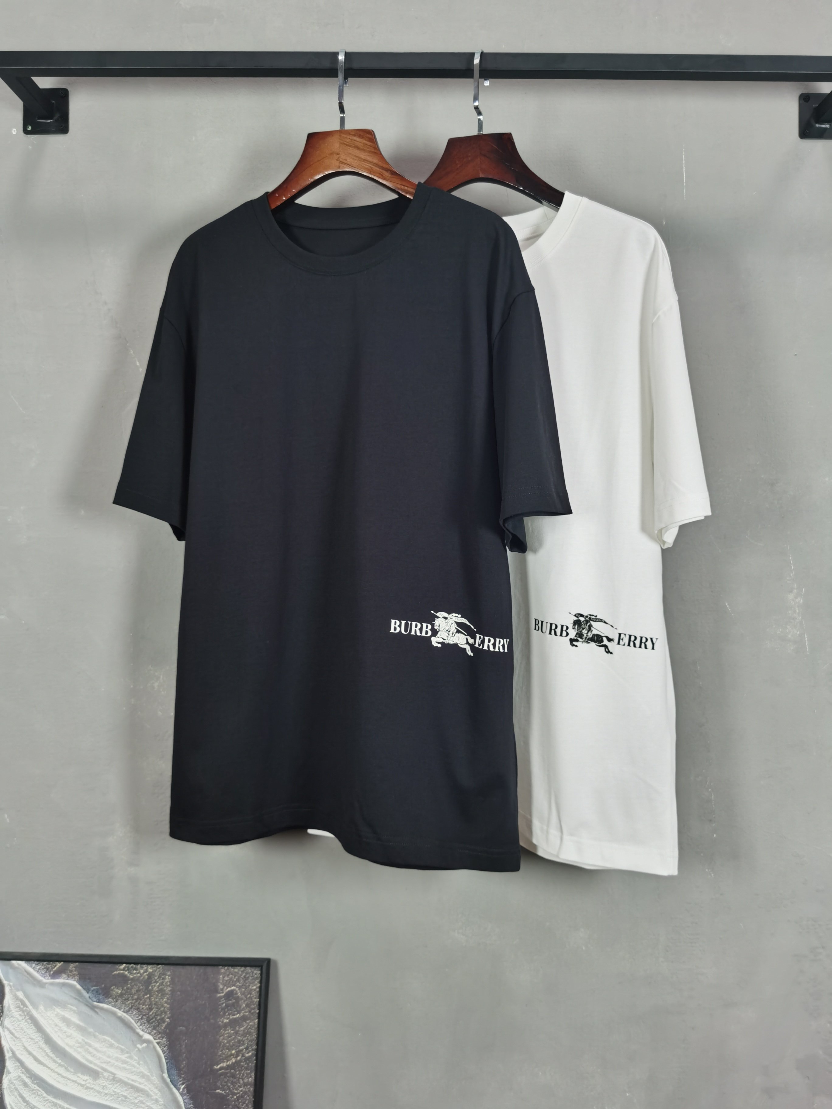 NO:736246,BURBERRY round neck short-sleeved T-shirt high-end version!  Custom-made fabrics at the counter are highly breathable and comfortable, with impeccable details and brand element design concepts, reflecting high quality. It feels delicate and soft!  It presents a casual cut and the upper body shape is awesome!  Color black green Size M-3XL (recommended height and weight), burberry, burberry, T-shirt, tees, t-shirt,19860909BURBERRY巴宝莉 圆领 短袖 T恤 高端版本！专柜定制面料 透气舒适度高,细节无可挑剔,品牌元素设计理念,体现高品质.手感细腻柔软！呈现休闲裁剪,上身版型超赞！ 颜色黑色 绿色 码数M-3XL（建议身高体重）,,burberry,burberry,T-shirt,tees，t-shirt,,Men's clothing