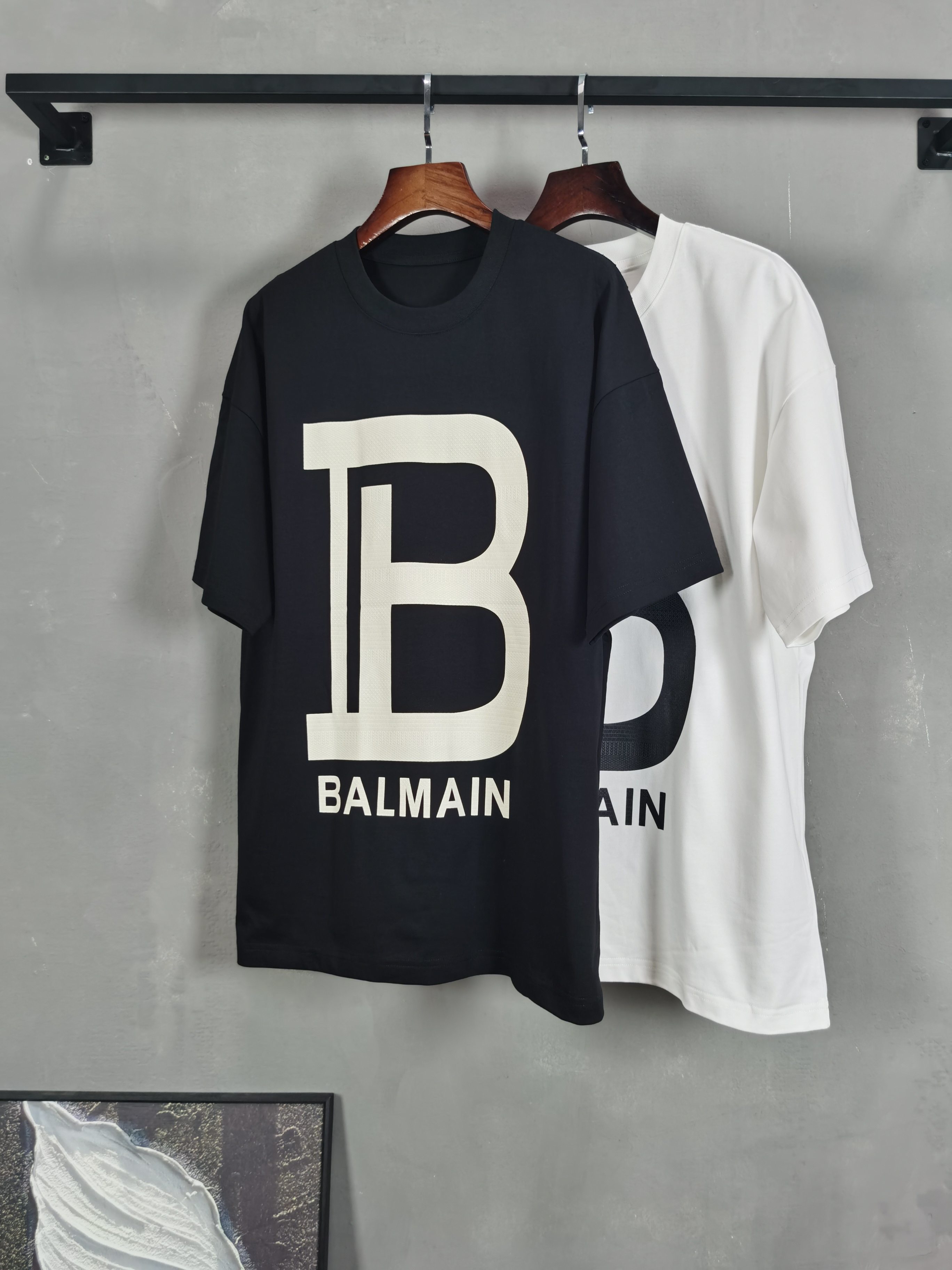 NO:736210,Balmain round neck short-sleeved T-shirt high-end version!  Custom-made fabrics at the counter are highly breathable and comfortable, with impeccable details and brand element design concepts, reflecting high quality. It feels delicate and soft!  It presents a casual cut and the upper body shape is awesome!  Color black white Size M-3XL (recommended height and weight), balmain, balmain, T-shirt, tees, t-shirt,19860909巴尔曼 BALMAIN 圆领 短袖 T恤 高端版本！专柜定制面料 透气舒适度高,细节无可挑剔,品牌元素设计理念,体现高品质.手感细腻柔软！呈现休闲裁剪,上身版型超赞！ 颜色黑色 白色 码数M-3XL（建议身高体重）,,balmain,balmain,T-shirt,tees，t-shirt,,Men's clothing