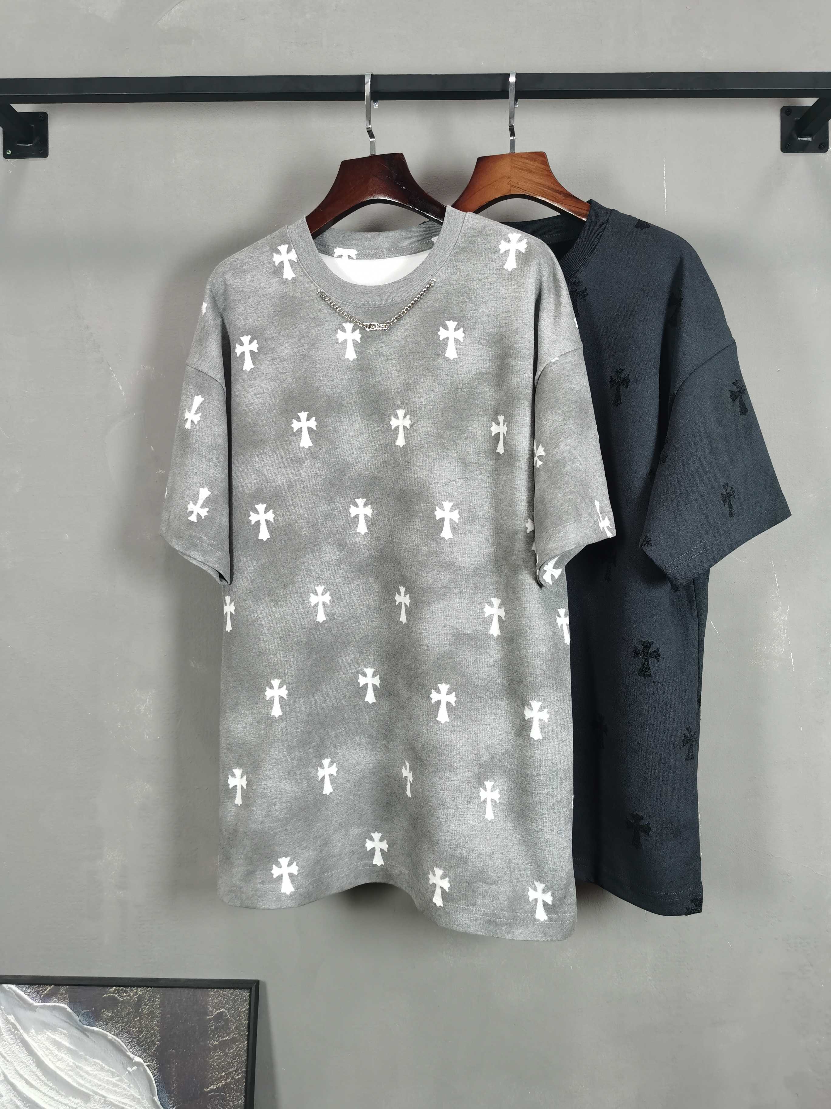 NO:757965,Crow Heart Round Neck Short Sleeve T-Shirt High-End Version!  Custom-made fabrics at the counter are highly breathable and comfortable, with impeccable details and brand element design concepts, reflecting high quality. It feels delicate and soft!  It presents a casual cut and the upper body shape is awesome!  Color Black Gray Size M-3XL,,chrome hearts,T-shirt,tees,t-shirt,19860909克罗心 圆领 短袖 T恤 高端版本！专柜定制面料 透气舒适度高,细节无可挑剔,品牌元素设计理念,体现高品质.手感细腻柔软！呈现休闲裁剪,上身版型超赞！ 颜色黑色 灰色 码数M-3XL,,chrome hearts,T-shirt,tees，t-shirt,,Men's clothing