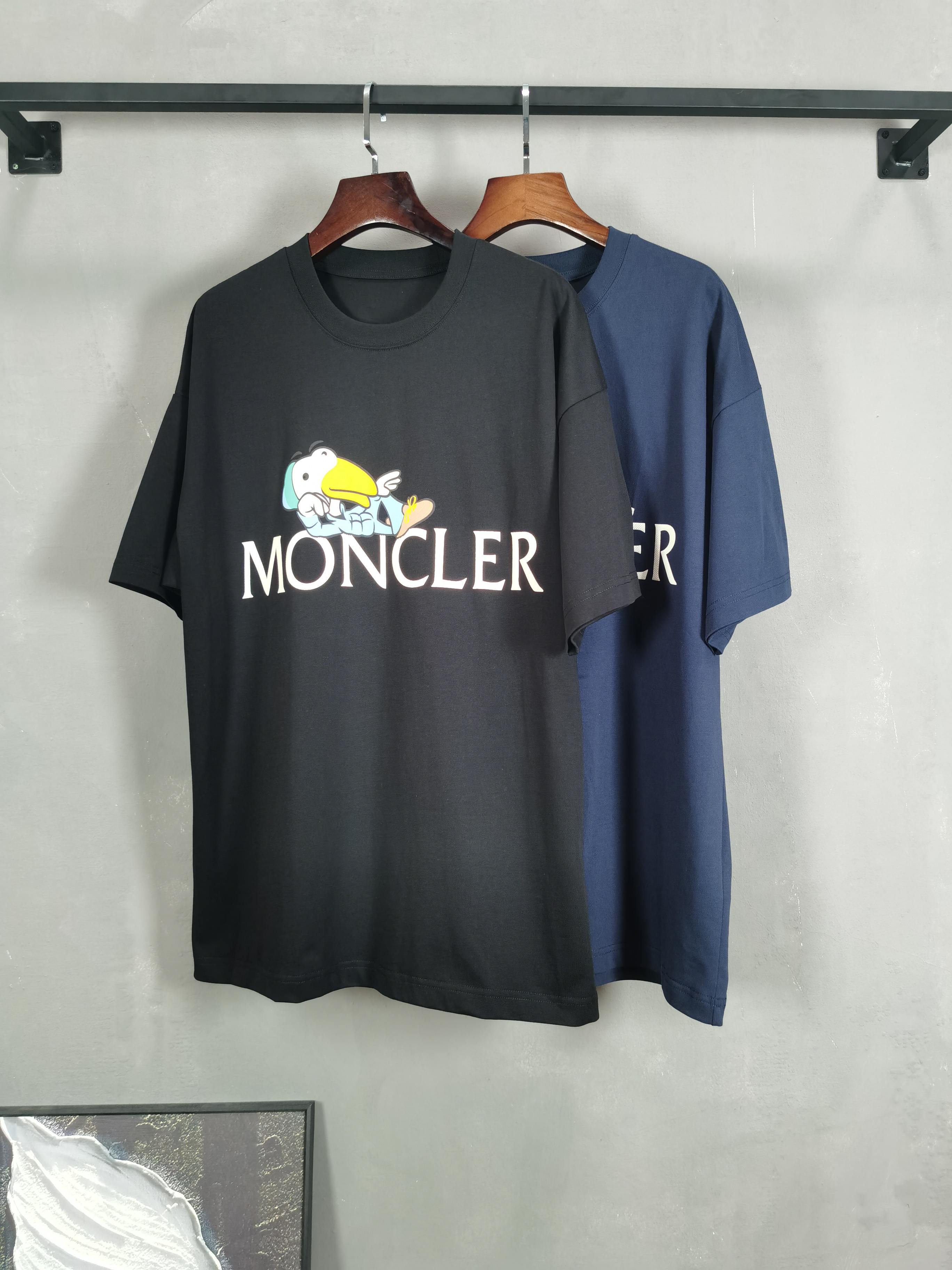 NO:757942,MONCLER masked round neck short-sleeved T-shirt high-end version!  Custom-made fabrics at the counter are highly breathable and comfortable, with impeccable details and brand element design concepts, reflecting high quality. It feels delicate and soft!  It presents a casual cut and the upper body shape is awesome!  Color black blue Size M-3XL (recommended height and weight), Moncler, T-shirt, tees, t-shirt,19860909MONCLER 蒙口 圆领 短袖 T恤 高端版本！专柜定制面料 透气舒适度高,细节无可挑剔,品牌元素设计理念,体现高品质.手感细腻柔软！呈现休闲裁剪,上身版型超赞！ 颜色黑色 蓝色 码数M-3XL（建议身高体重）,,Moncler,T-shirt,tees，t-shirt,,Men's clothing