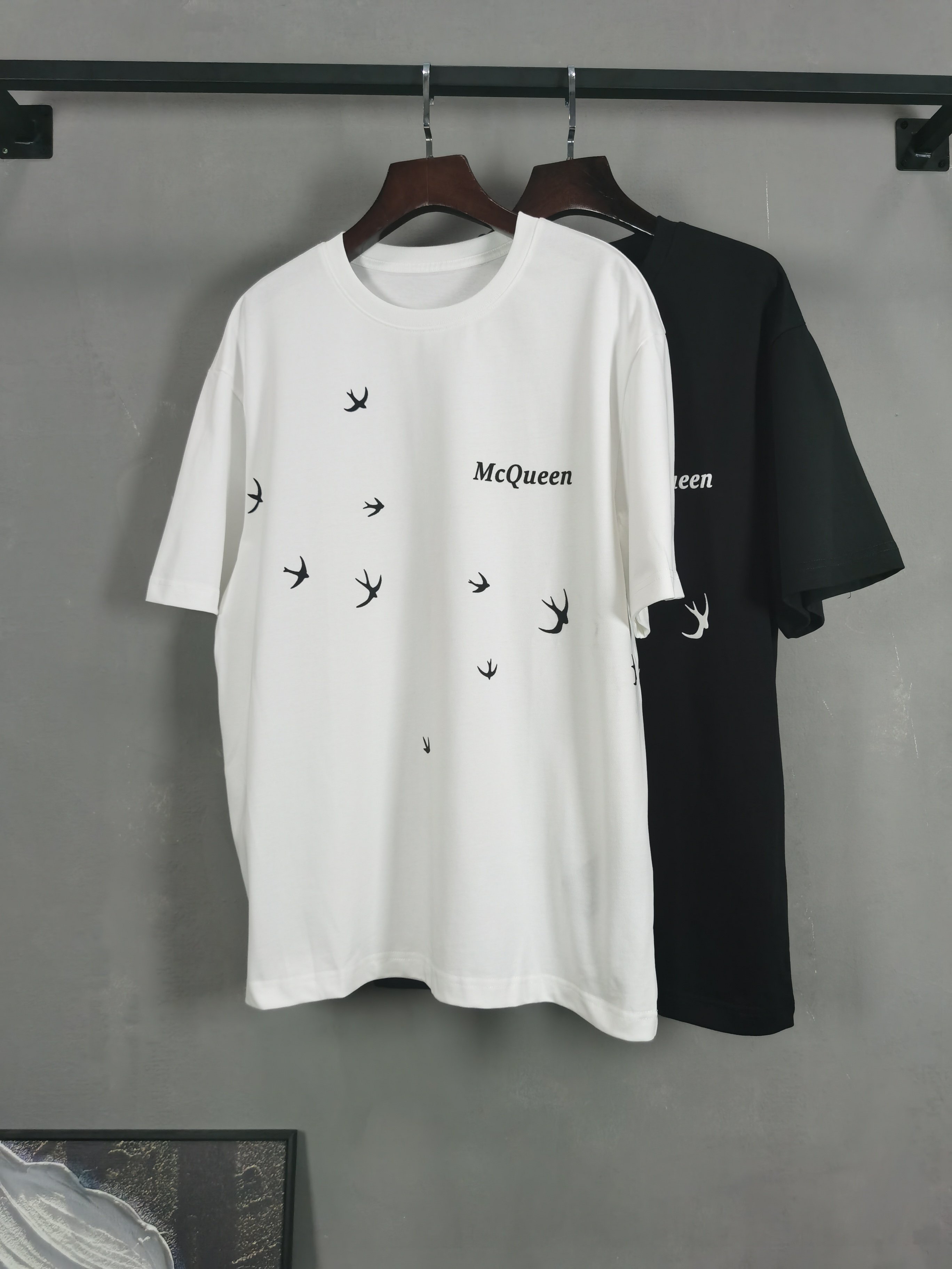 NO:736192,MCQUEEN round neck short-sleeved T-shirt high-end version!  Custom-made fabrics at the counter are highly breathable and comfortable, with impeccable details and brand element design concepts, reflecting high quality. It feels delicate and soft!  It presents a casual cut and the upper body shape is awesome!  Color Black White Size M-3XL (recommended height and weight), T-shirt, tees, t-shirt,19860909MCQUEEN 圆领 短袖 T恤 高端版本！专柜定制面料 透气舒适度高,细节无可挑剔,品牌元素设计理念,体现高品质.手感细腻柔软！呈现休闲裁剪,上身版型超赞！ 颜色黑色 白色 码数M-3XL（建议身高体重）,,T-shirt,tees，t-shirt,,Men's clothing