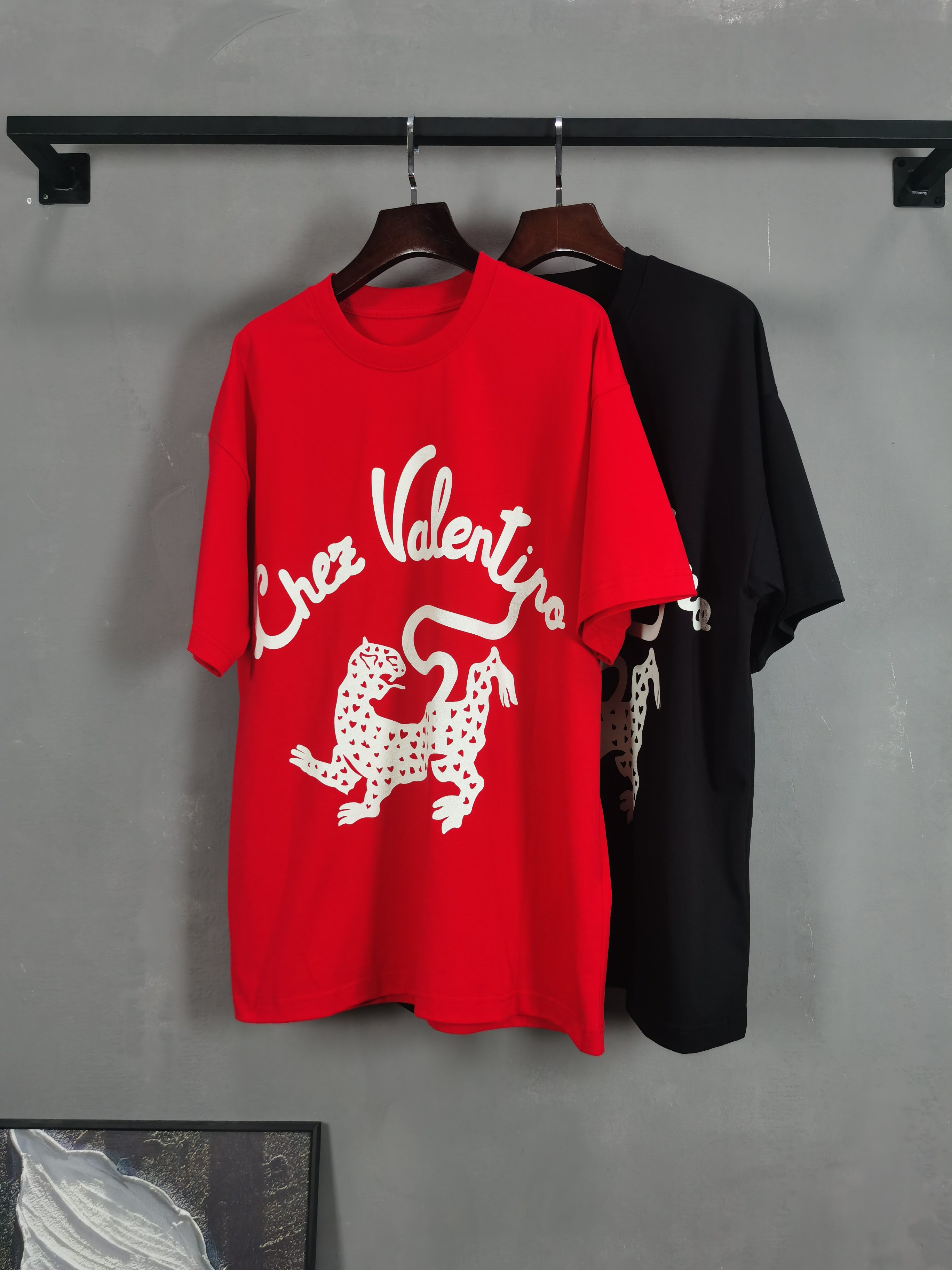 NO:736188,valentine Valentino round neck short-sleeved T-shirt high-end version!  Custom-made fabrics at the counter are highly breathable and comfortable, with impeccable details and brand element design concepts, reflecting high quality. It feels delicate and soft!  It presents a casual cut and the upper body shape is awesome!  Color black red Size M-3XL (recommended height and weight), valentino, valentino, T-shirt, tees, t-shirt,19860909valentine 华伦天奴 圆领 短袖 T恤 高端版本！专柜定制面料 透气舒适度高,细节无可挑剔,品牌元素设计理念,体现高品质.手感细腻柔软！呈现休闲裁剪,上身版型超赞！ 颜色黑色 红色 码数M-3XL（建议身高体重）,,valentino,valentino,T-shirt,tees，t-shirt,,Men's clothing