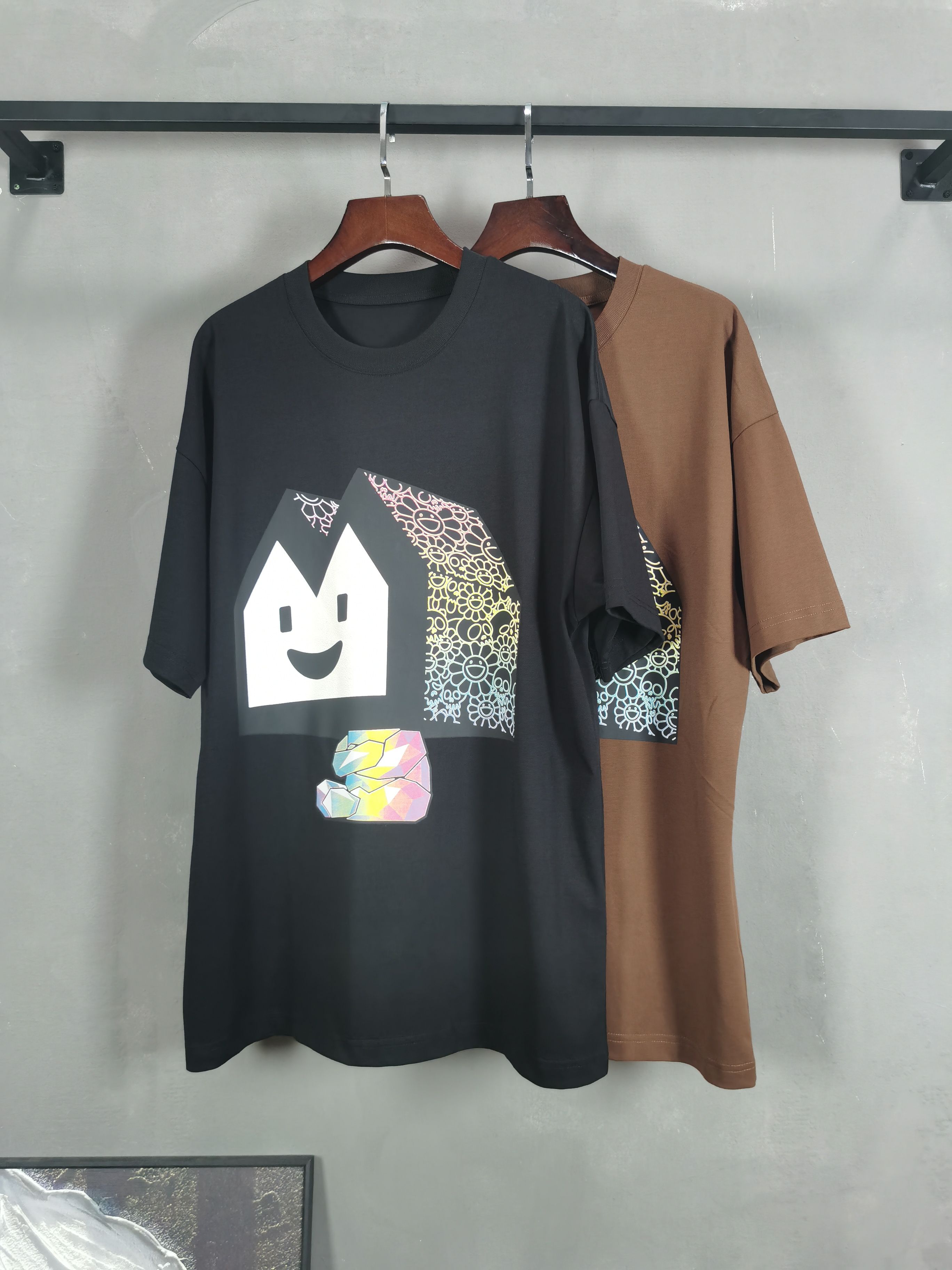 NO:736276,Murakami's joint collaboration round neck short-sleeved T-shirt high-end version!  Custom-made fabrics at the counter are highly breathable and comfortable, with impeccable details and brand element design concepts, reflecting high quality. It feels delicate and soft!  It presents a casual cut and the upper body shape is awesome!  Color Black Brown Size M-3XL (recommended height and weight), T-shirt, tees, t-shirt,19860909村上隆联名合作款 圆领 短袖 T恤 高端版本！专柜定制面料 透气舒适度高,细节无可挑剔,品牌元素设计理念,体现高品质.手感细腻柔软！呈现休闲裁剪,上身版型超赞！ 颜色黑色 咖色 码数M-3XL（建议身高体重）,,T-shirt,tees，t-shirt,,Men's clothing