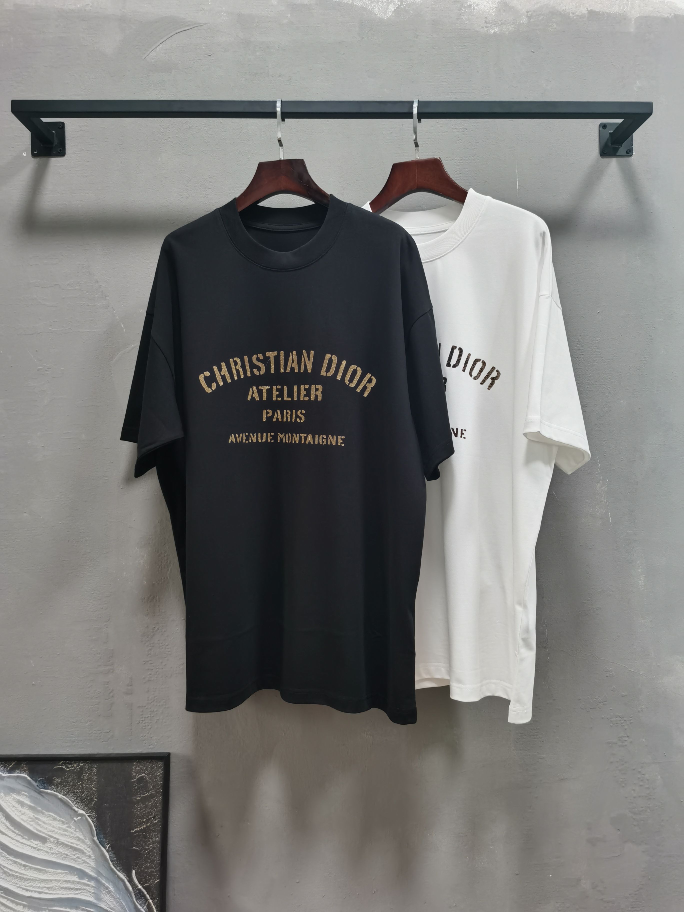 NO:757966,Dior Dior round neck short-sleeved T-shirt high-end version!  Custom-made fabrics at the counter are highly breathable and comfortable, with impeccable details and brand element design concepts, reflecting high quality. It feels delicate and soft!  It presents a casual cut and the upper body shape is awesome!  Size M-3XL Color black white, dior, dior, T-shirt, tees, t-shirt,19860909Dior 迪奥 圆领 短袖 T恤 高端版本！专柜定制面料 透气舒适度高,细节无可挑剔,品牌元素设计理念,体现高品质.手感细腻柔软！呈现休闲裁剪,上身版型超赞！ 码数M-3XL 颜色黑色 白色,,dior,dior,T-shirt,tees，t-shirt,,Men's clothing