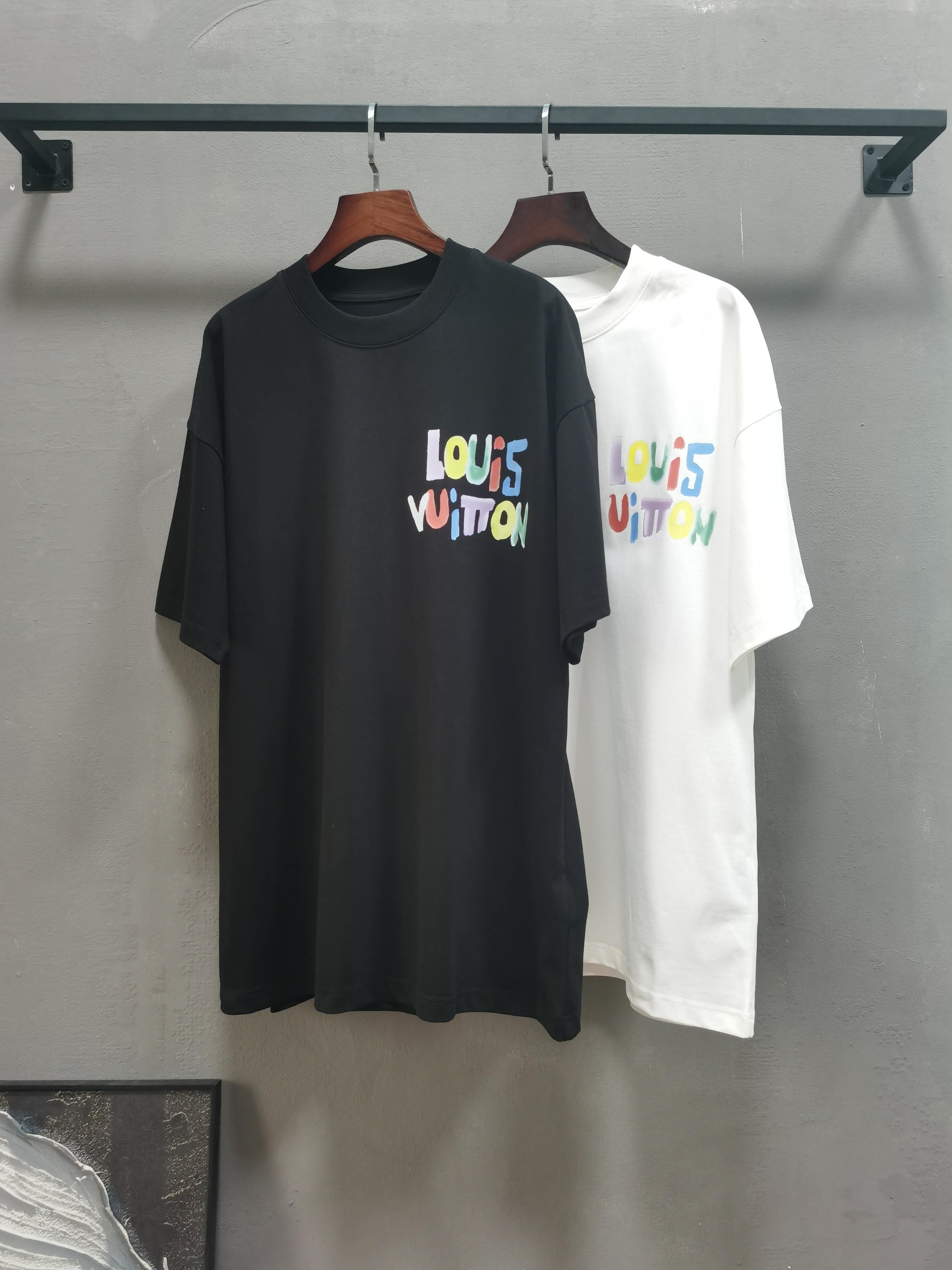 NO:757957,LV Louis Vuitton round neck short-sleeved T-shirt high-end version!  Custom-made fabrics at the counter are highly breathable and comfortable, with impeccable details and brand element design concepts, reflecting high quality. It feels delicate and soft!  It presents a casual cut and the upper body shape is awesome!  Size M-3XL Color black white,,louis vuitton,louis vuitton,T-shirt,tees,t-shirt,19860909LV路易威登 圆领 短袖 T恤 高端版本！专柜定制面料 透气舒适度高,细节无可挑剔,品牌元素设计理念,体现高品质.手感细腻柔软！呈现休闲裁剪,上身版型超赞！ 码数M-3XL 颜色黑色 白色,,louis vuitton,louis vuitton,T-shirt,tees，t-shirt,,Men's clothing