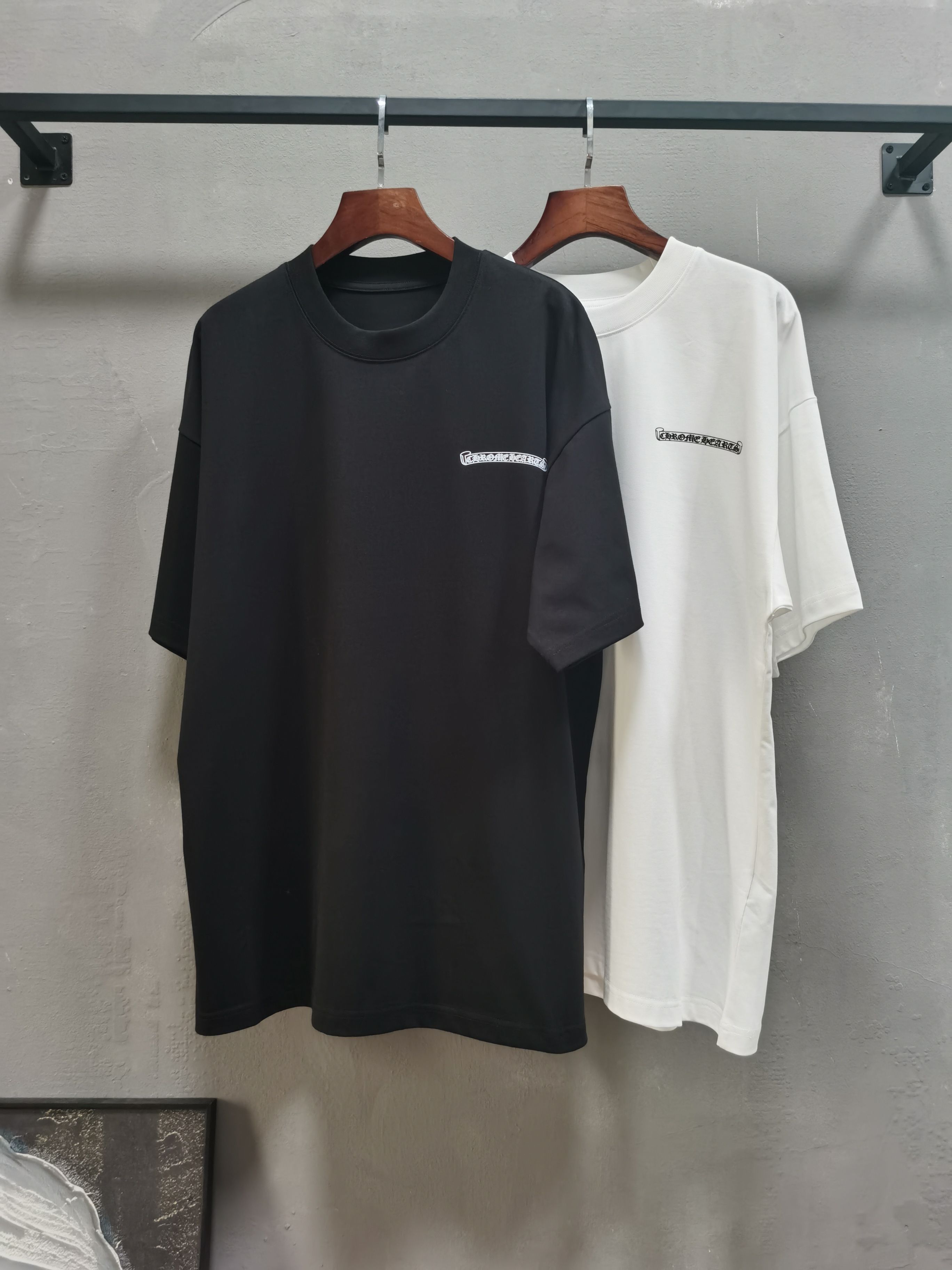 NO:757950,Crow Heart Round Neck Short Sleeve T-Shirt High-End Version!  Custom-made fabrics at the counter are highly breathable and comfortable, with impeccable details and brand element design concepts, reflecting high quality. It feels delicate and soft!  It presents a casual cut and the upper body shape is awesome!  Size M-3XL Color black white, chrome hearts, T-shirt, tees, t-shirt,19860909克罗心 圆领 短袖 T恤 高端版本！专柜定制面料 透气舒适度高,细节无可挑剔,品牌元素设计理念,体现高品质.手感细腻柔软！呈现休闲裁剪,上身版型超赞！ 码数M-3XL 颜色黑色 白色,,chrome hearts,T-shirt,tees，t-shirt,,Men's clothing