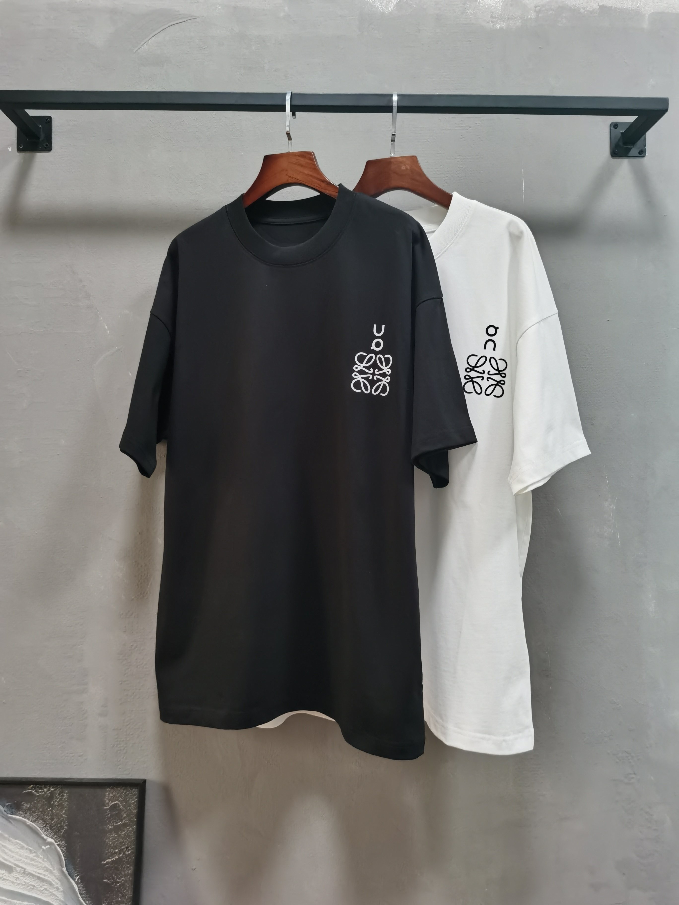 NO:757944,LOEWE round neck short-sleeved T-shirt high-end version!  Custom-made fabrics at the counter are highly breathable and comfortable, with impeccable details and brand element design concepts, reflecting high quality. It feels delicate and soft!  It presents a casual cut and the upper body shape is awesome!  Size M-3XL Color black white,,loewe,loewe,T-shirt,tees,t-shirt,19860909罗意威 LOEWE 圆领 短袖 T恤 高端版本！专柜定制面料 透气舒适度高,细节无可挑剔,品牌元素设计理念,体现高品质.手感细腻柔软！呈现休闲裁剪,上身版型超赞！ 码数M-3XL 颜色黑色 白色,,loewe,loewe,T-shirt,tees，t-shirt,,Men's clothing