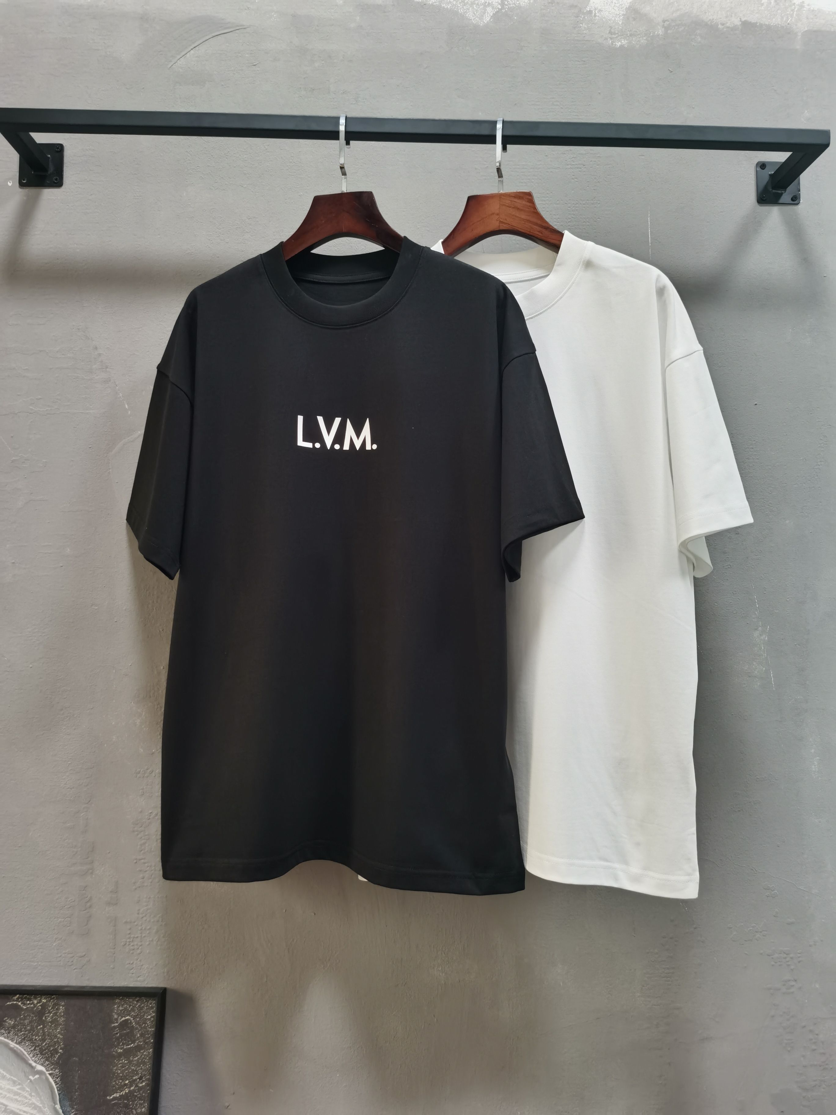 NO:758004,LV Louis Vuitton round neck short-sleeved T-shirt high-end version!  Custom-made fabrics at the counter are highly breathable and comfortable, with impeccable details and brand element design concepts, reflecting high quality. It feels delicate and soft!  It presents a casual cut and the upper body shape is awesome!  Size M-3XL Color black white,,louis vuitton,louis vuitton,T-shirt,tees,t-shirt,19860909LV路易威登 圆领 短袖 T恤 高端版本！专柜定制面料 透气舒适度高,细节无可挑剔,品牌元素设计理念,体现高品质.手感细腻柔软！呈现休闲裁剪,上身版型超赞！ 码数M-3XL 颜色黑色 白色,,louis vuitton,louis vuitton,T-shirt,tees，t-shirt,,Men's clothing