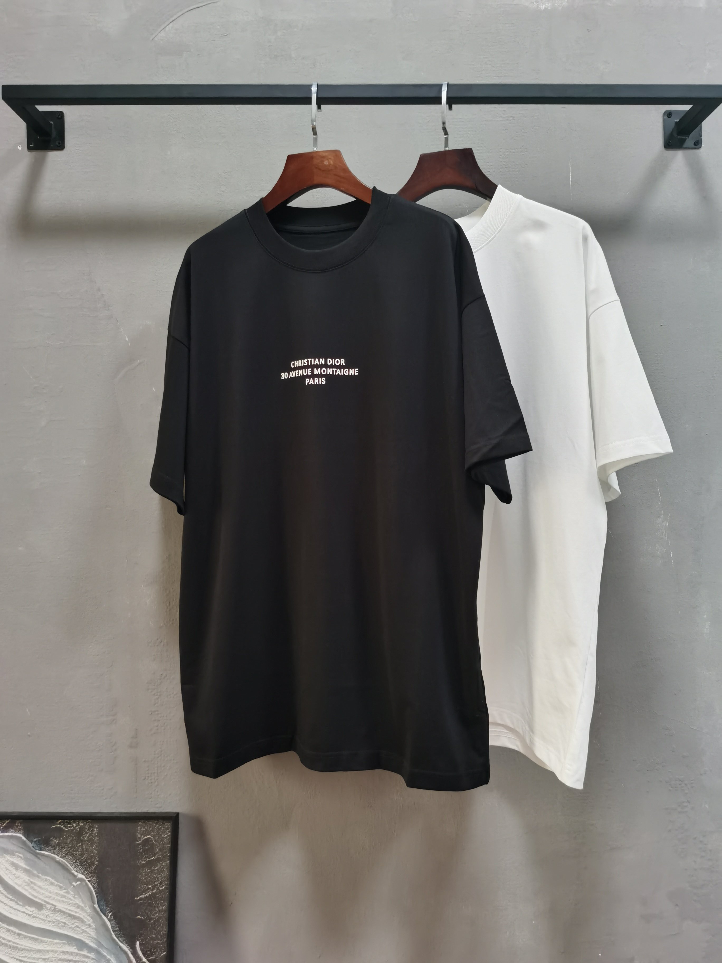 NO:758000,DIOR Dior round neck short-sleeved T-shirt high-end version!  Custom-made fabrics at the counter are highly breathable and comfortable, with impeccable details and brand element design concepts, reflecting high quality. It feels delicate and soft!  It presents a casual cut and the upper body shape is awesome!  Size M-3XL Color black white, dior, dior, T-shirt, tees, t-shirt,19860909DIOR迪奥 圆领 短袖 T恤 高端版本！专柜定制面料 透气舒适度高,细节无可挑剔,品牌元素设计理念,体现高品质.手感细腻柔软！呈现休闲裁剪,上身版型超赞！ 码数M-3XL 颜色黑色 白色,,dior,dior,T-shirt,tees，t-shirt,,Men's clothing