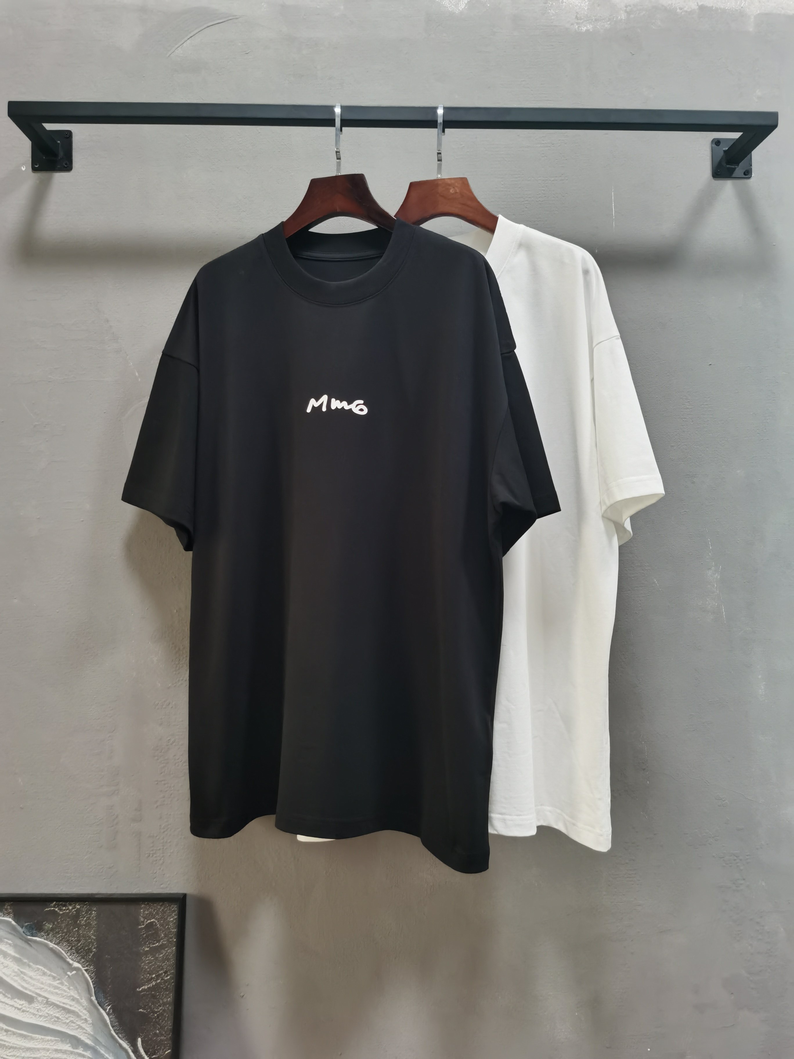 NO:757987,MM6 round neck short-sleeved T-shirt high-end version!  Custom-made fabrics at the counter are highly breathable and comfortable, with impeccable details and brand element design concepts, reflecting high quality. It feels delicate and soft!  It presents a casual cut and the upper body shape is awesome!  Size M-3XL Color black white, masion margiela, T-shirt, tees, t-shirt,19860909MM6 圆领 短袖 T恤 高端版本！专柜定制面料 透气舒适度高,细节无可挑剔,品牌元素设计理念,体现高品质.手感细腻柔软！呈现休闲裁剪,上身版型超赞！ 码数M-3XL 颜色黑色 白色,,masion margiela,T-shirt,tees，t-shirt,,Men's clothing