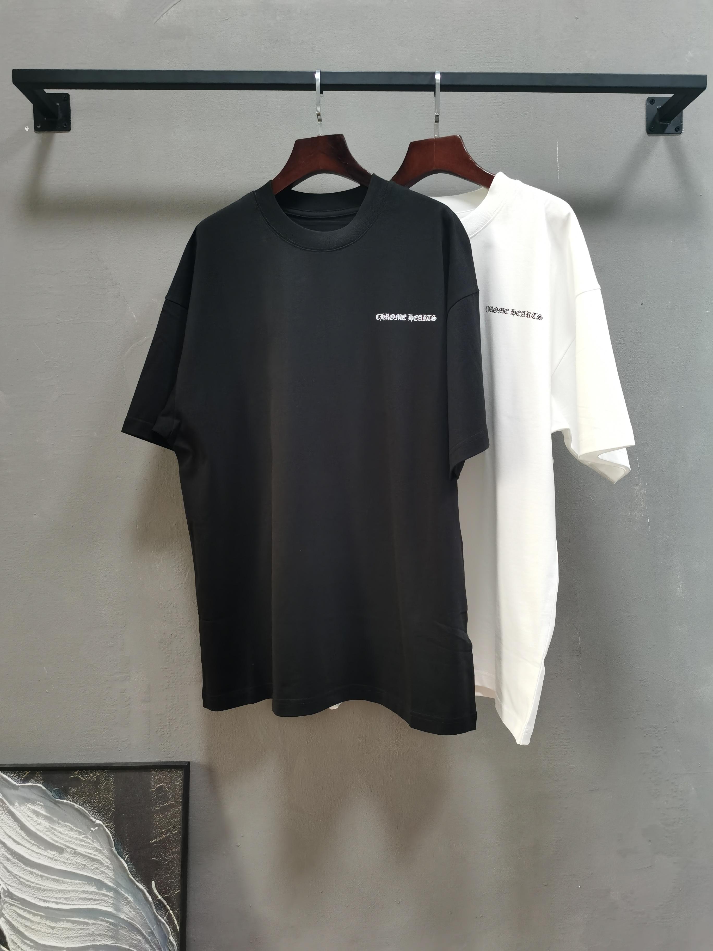 NO:757980,Crow Heart Round Neck Short Sleeve T-Shirt High-End Version!  Custom-made fabrics at the counter are highly breathable and comfortable, with impeccable details and brand element design concepts, reflecting high quality. It feels delicate and soft!  It presents a casual cut and the upper body shape is awesome!  Size M-3XL Color black white, chrome hearts, T-shirt, tees, t-shirt,19860909克罗心 圆领 短袖 T恤 高端版本！专柜定制面料 透气舒适度高,细节无可挑剔,品牌元素设计理念,体现高品质.手感细腻柔软！呈现休闲裁剪,上身版型超赞！ 码数M-3XL 颜色黑色 白色,,chrome hearts,T-shirt,tees，t-shirt,,Men's clothing